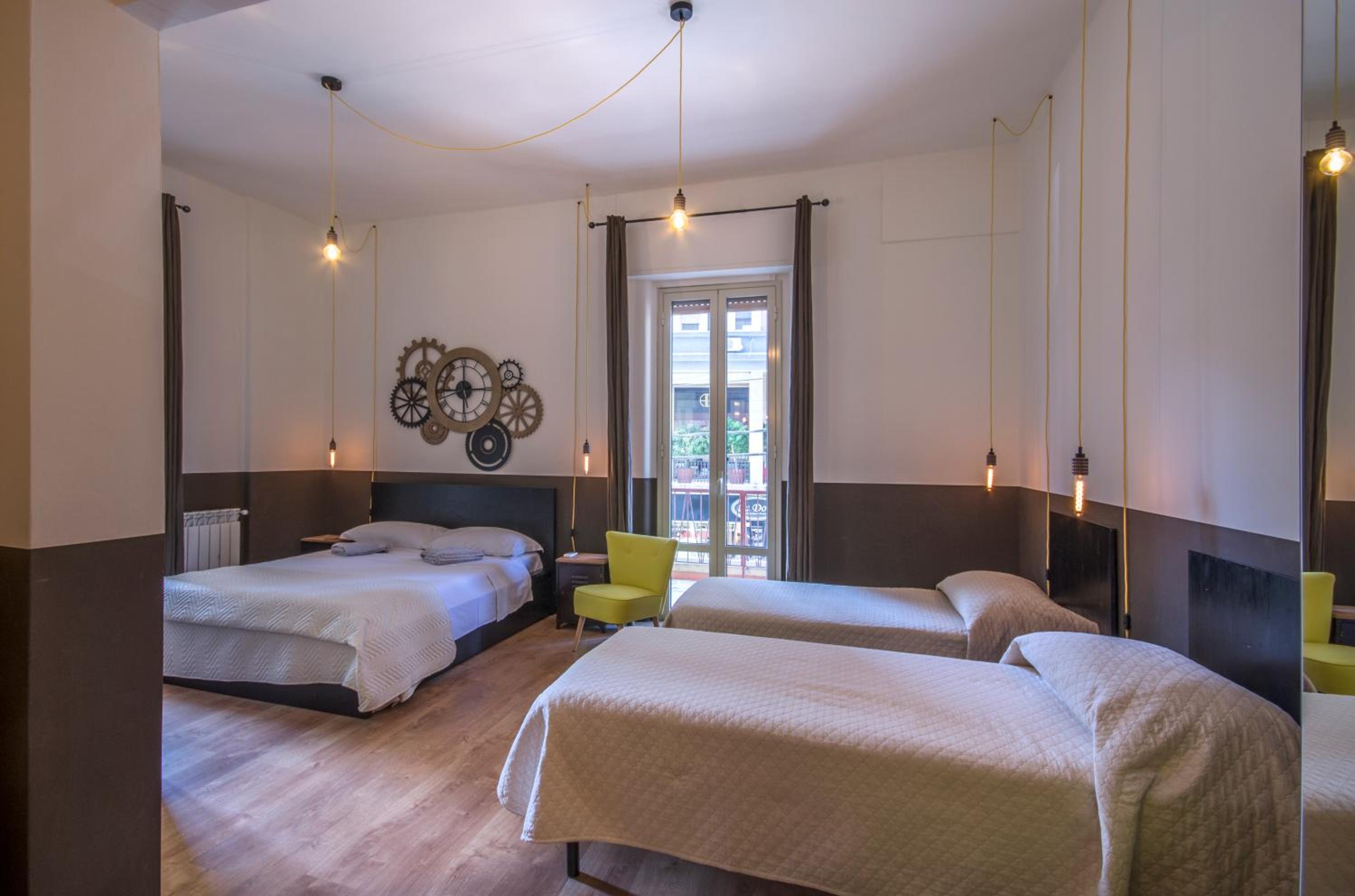 Quadruple Room with Private Bathroom - Photo 7