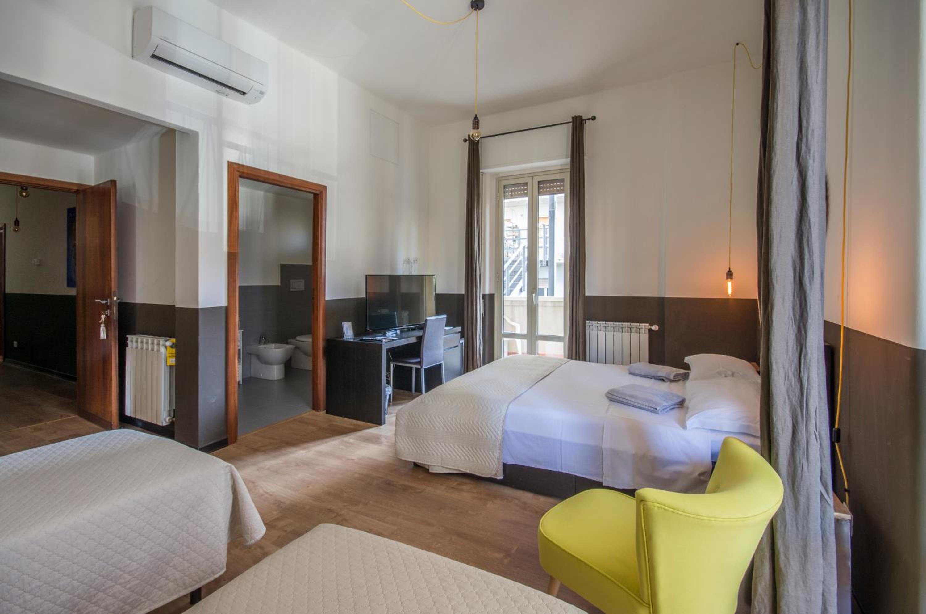 Quadruple Room with Private Bathroom - Photo 2