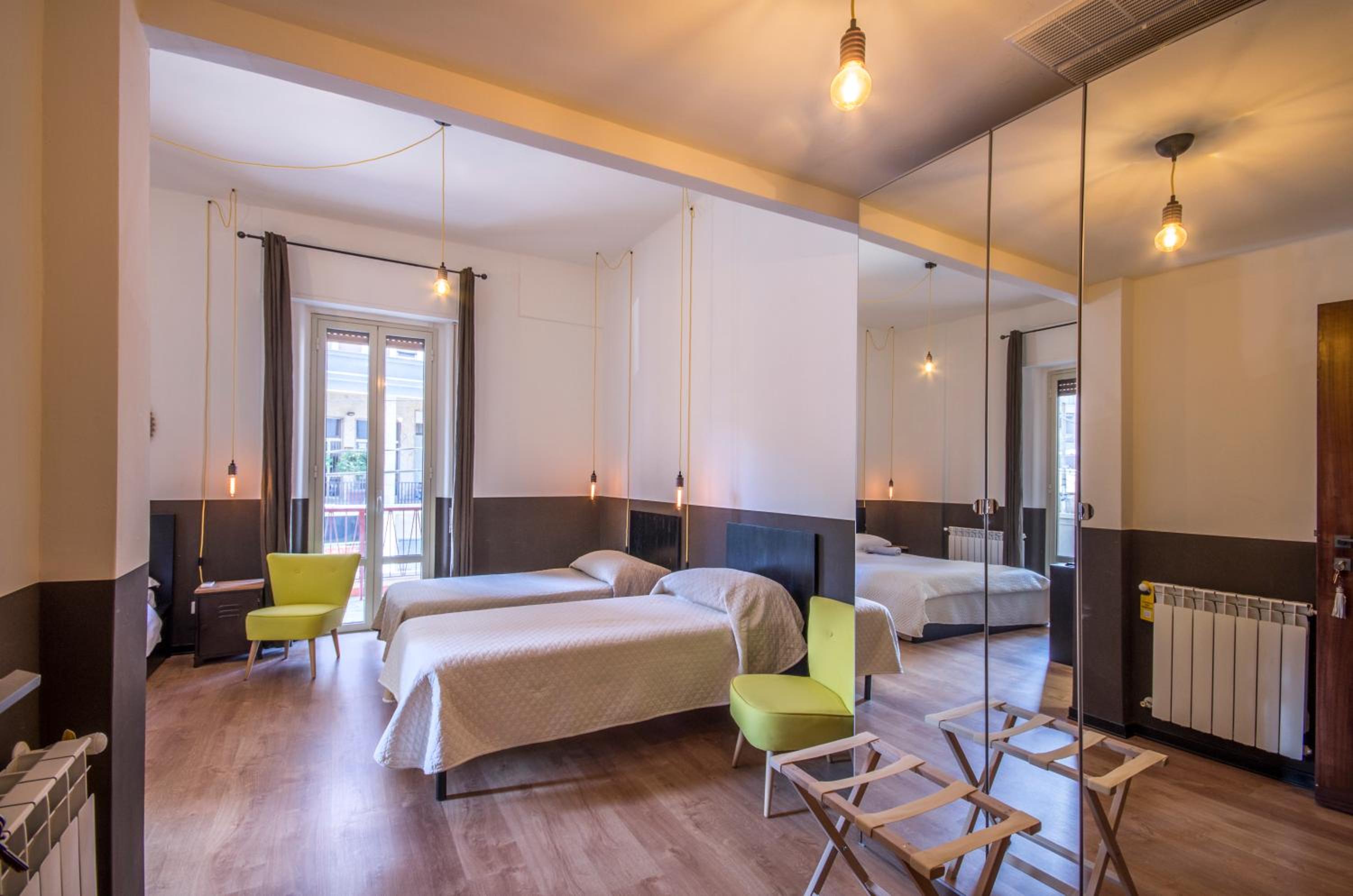 Quadruple Room with Private Bathroom - Photo 8