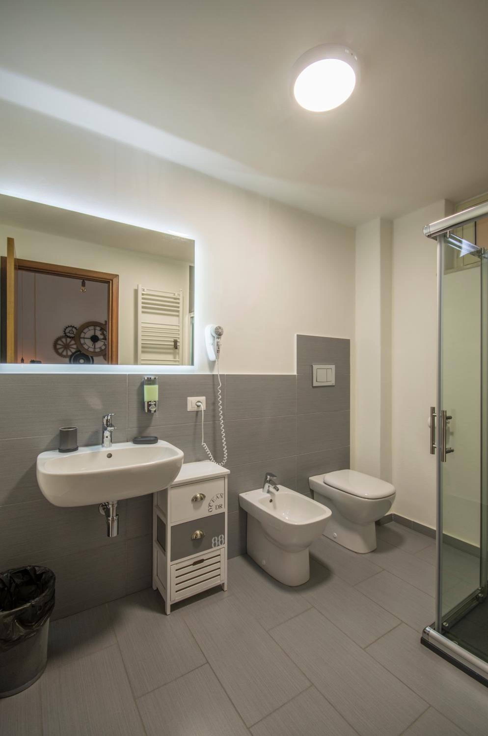 Quadruple Room with Private Bathroom - Photo 9