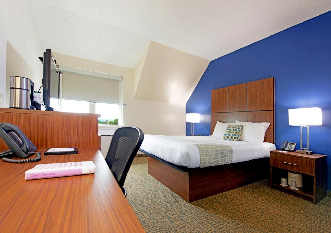 One Queen Bed Accessible - Photo 4