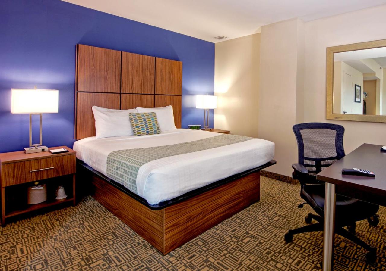 One Queen Bed Accessible at Kellogg Conference Hotel Capitol Hill at Gallaudet University in Washington