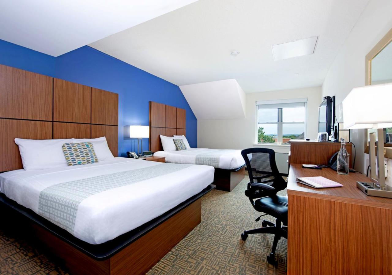 Standard Two Queen Bed Room - Photo 9