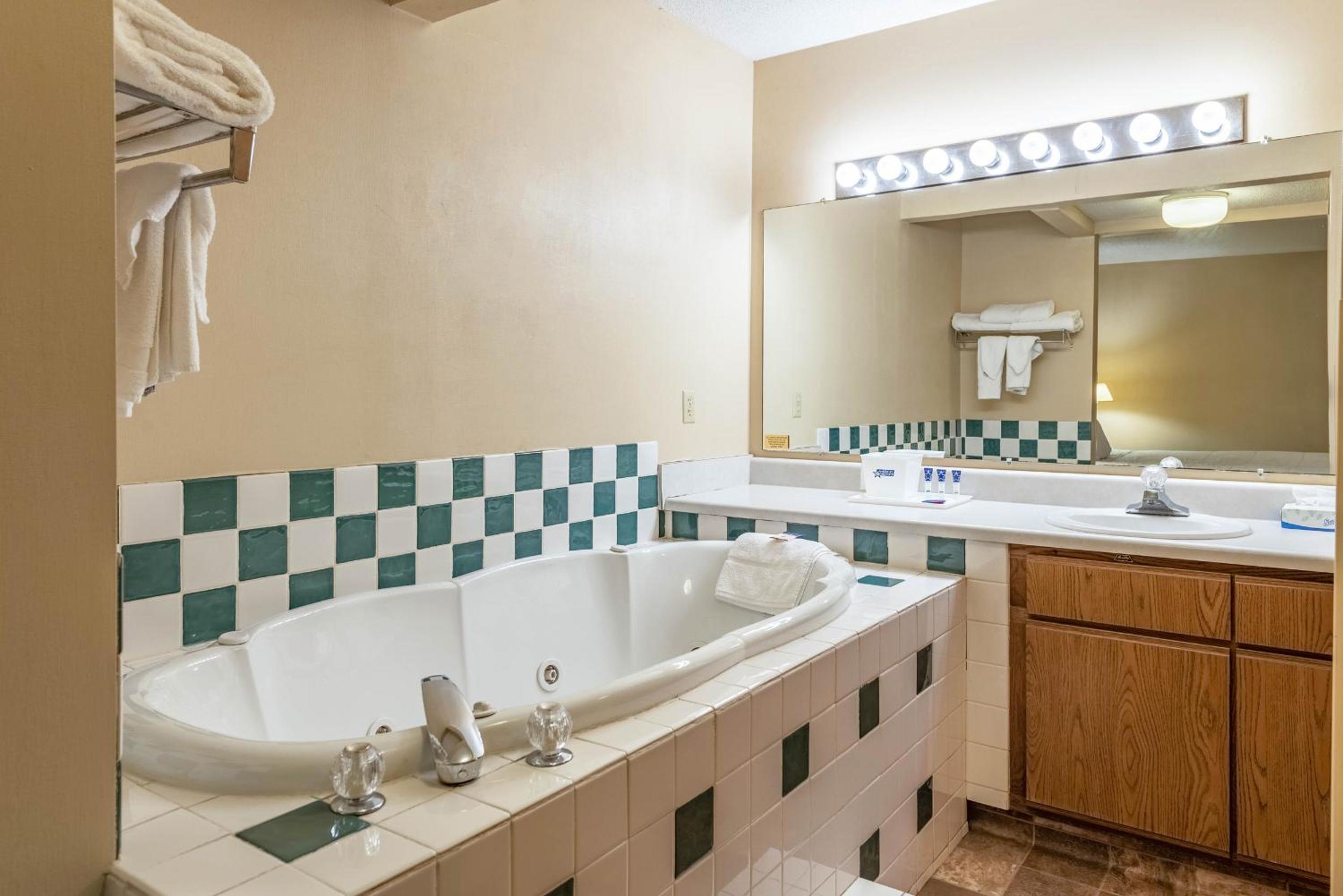 Deluxe King Suite with Spa Bath- Non Smoking - Photo 2