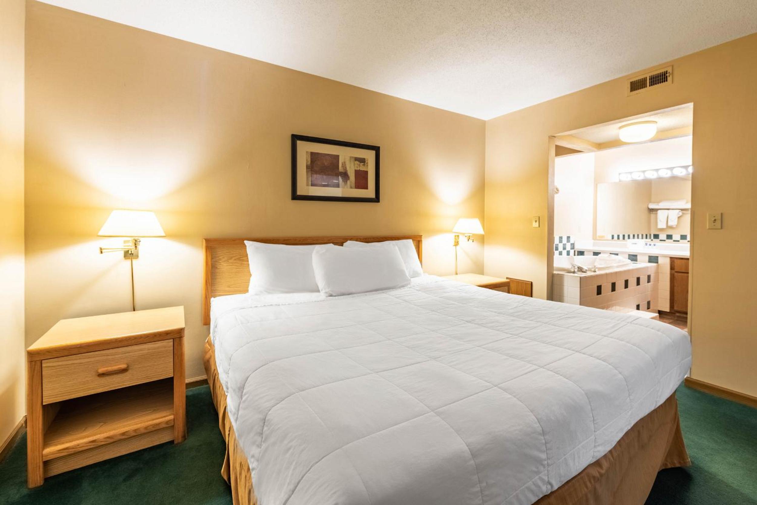 Deluxe King Suite with Spa Bath- Non Smoking - Photo 1
