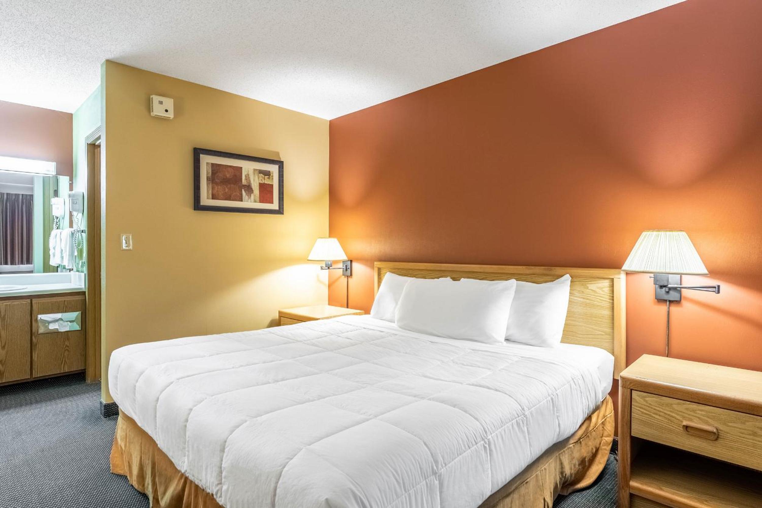 King Room - Non Smoking - Photo 4