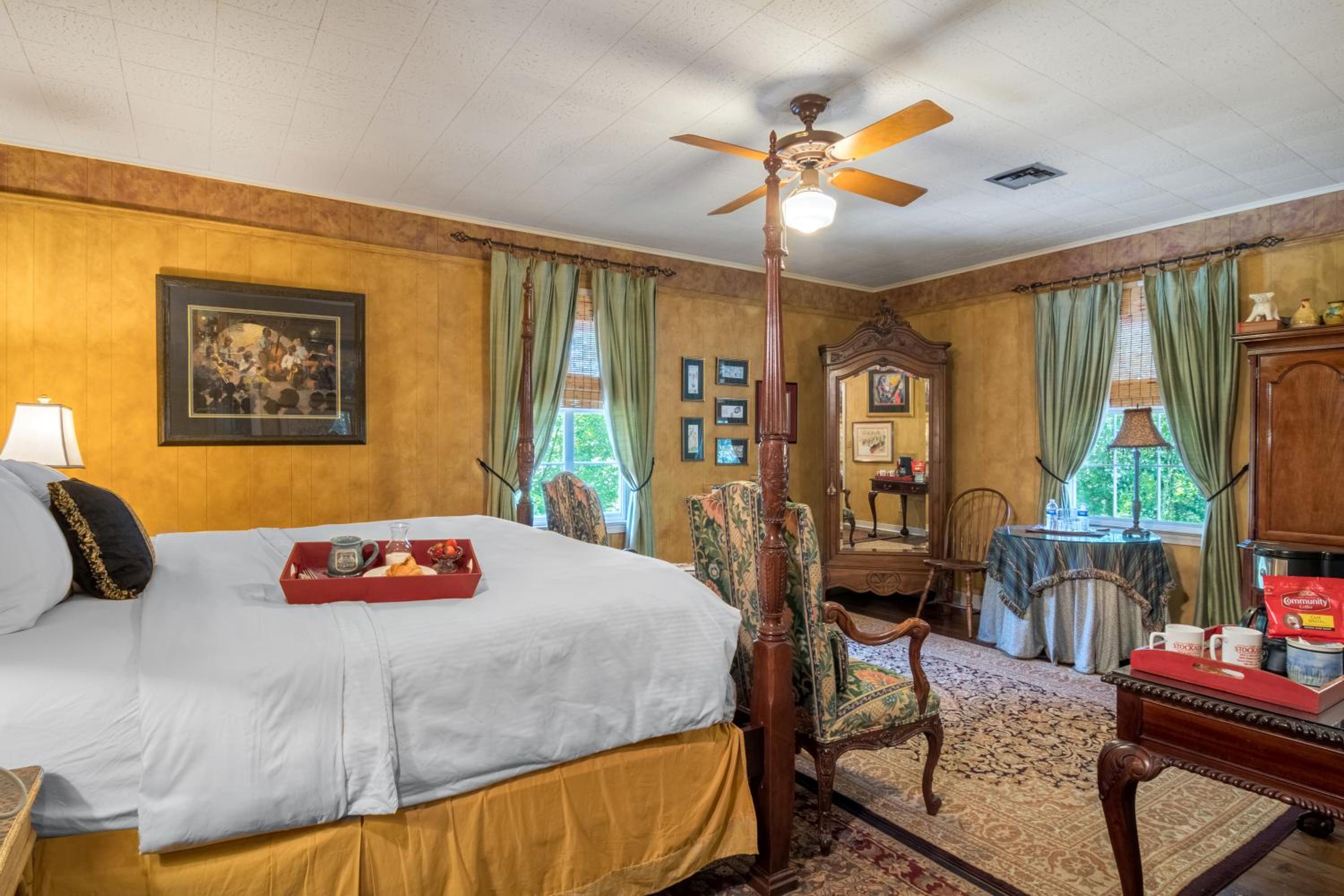 Deluxe King Suite photo 1