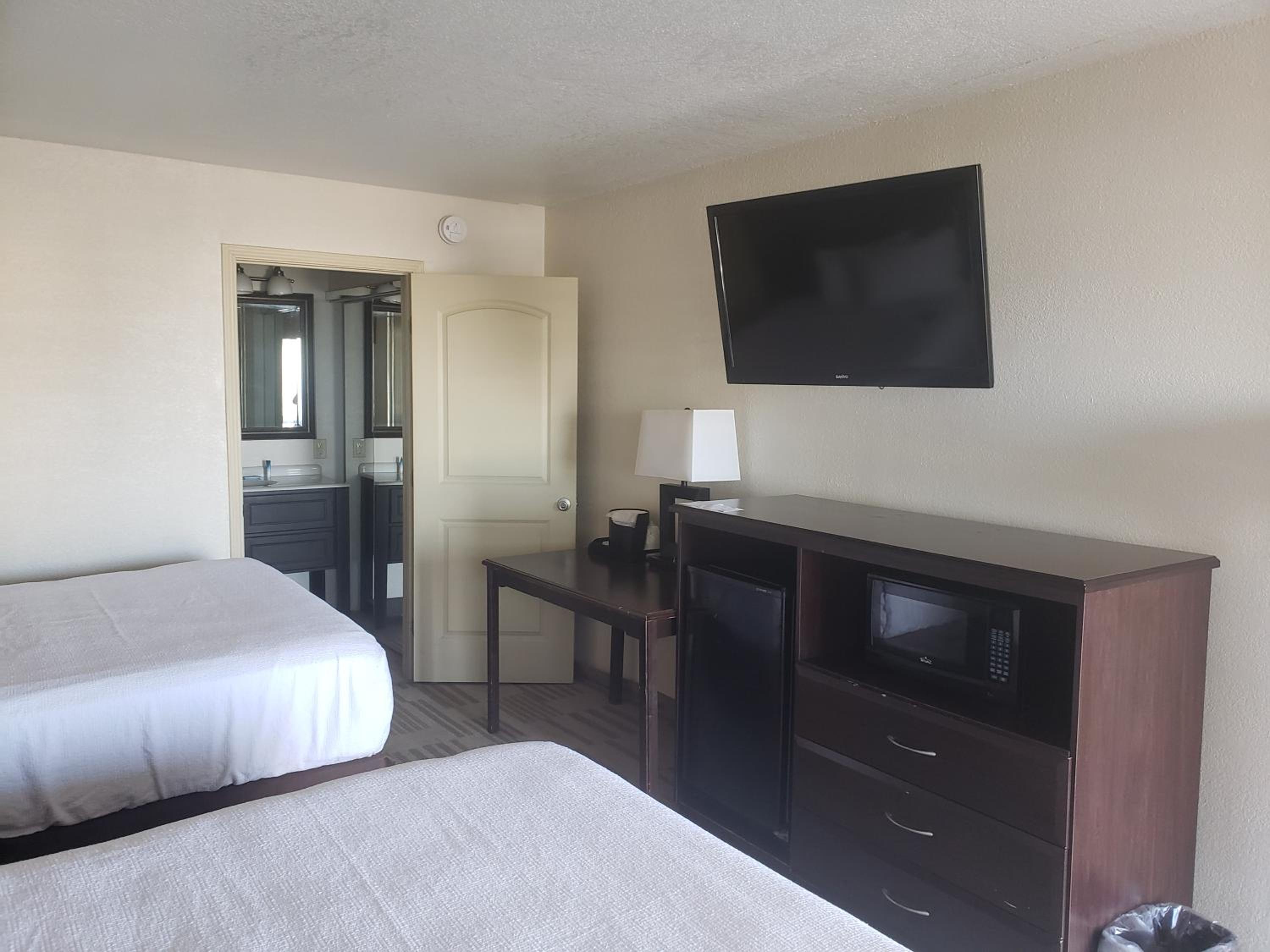 Queen Room with Two Queen Beds - Exterior Entrance - Photo 1
