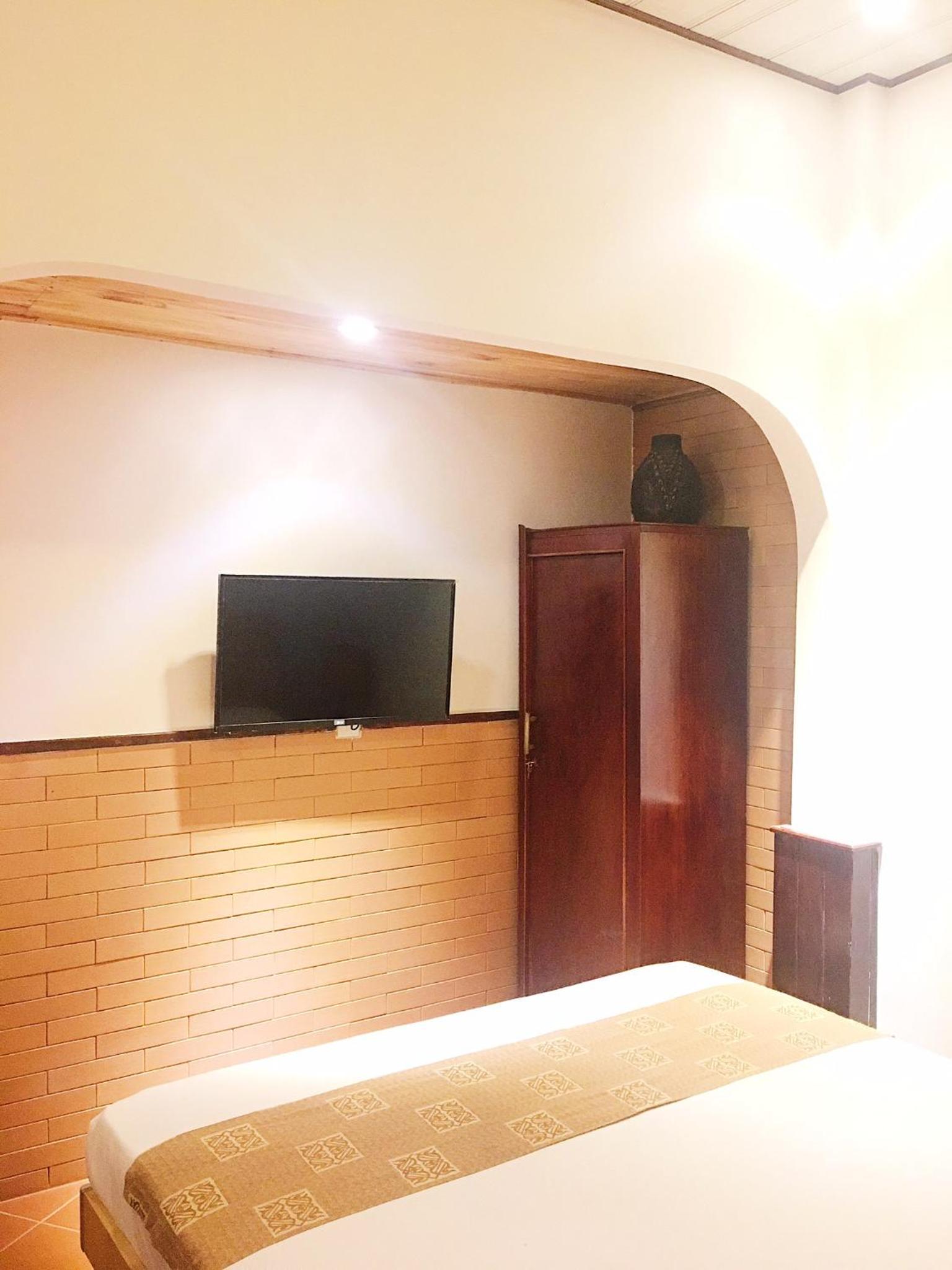 Deluxe Room (2 Adults + 1 Child)