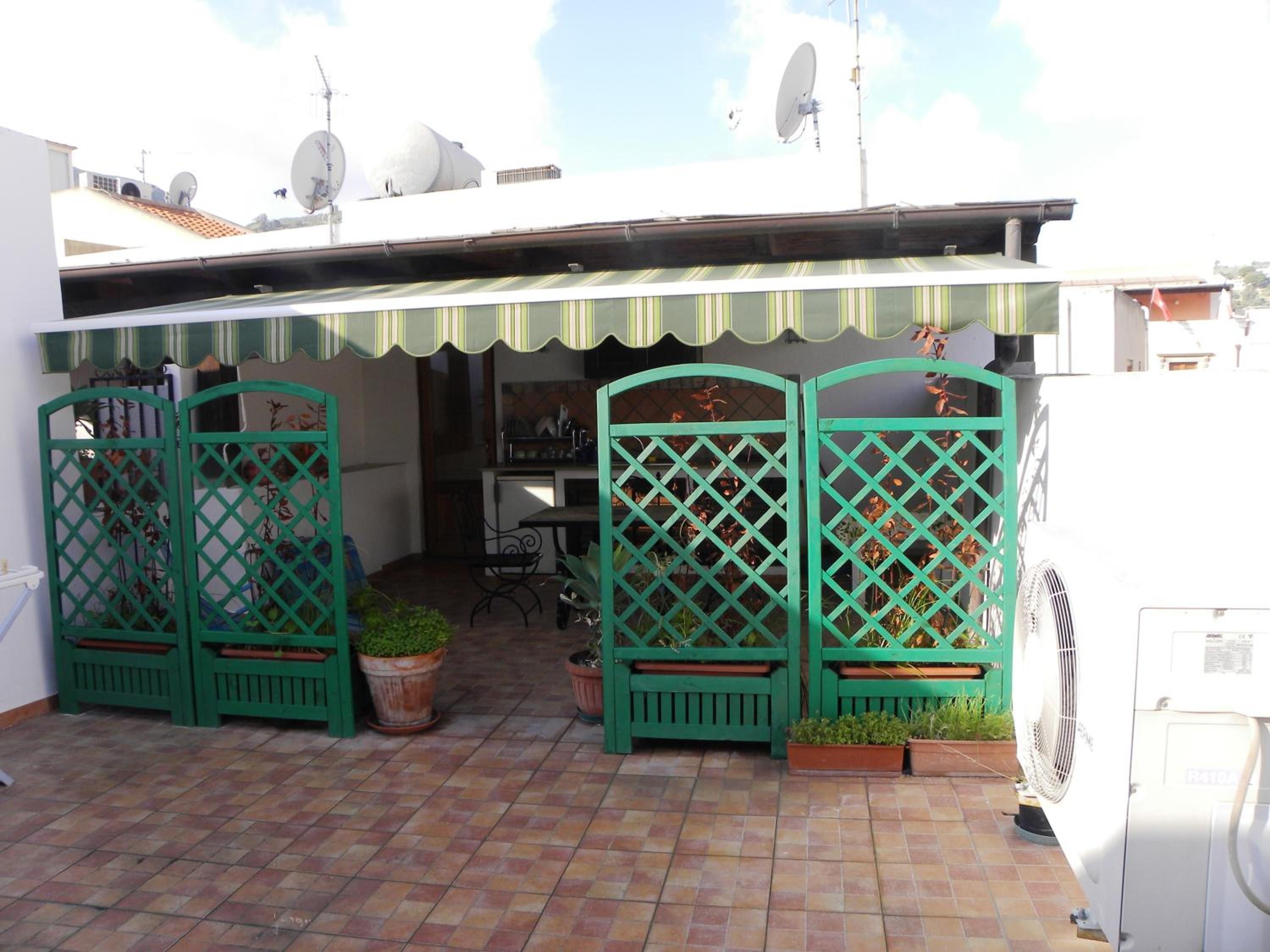 Studio with External Kitchenette (2 Adults) - Photo 2