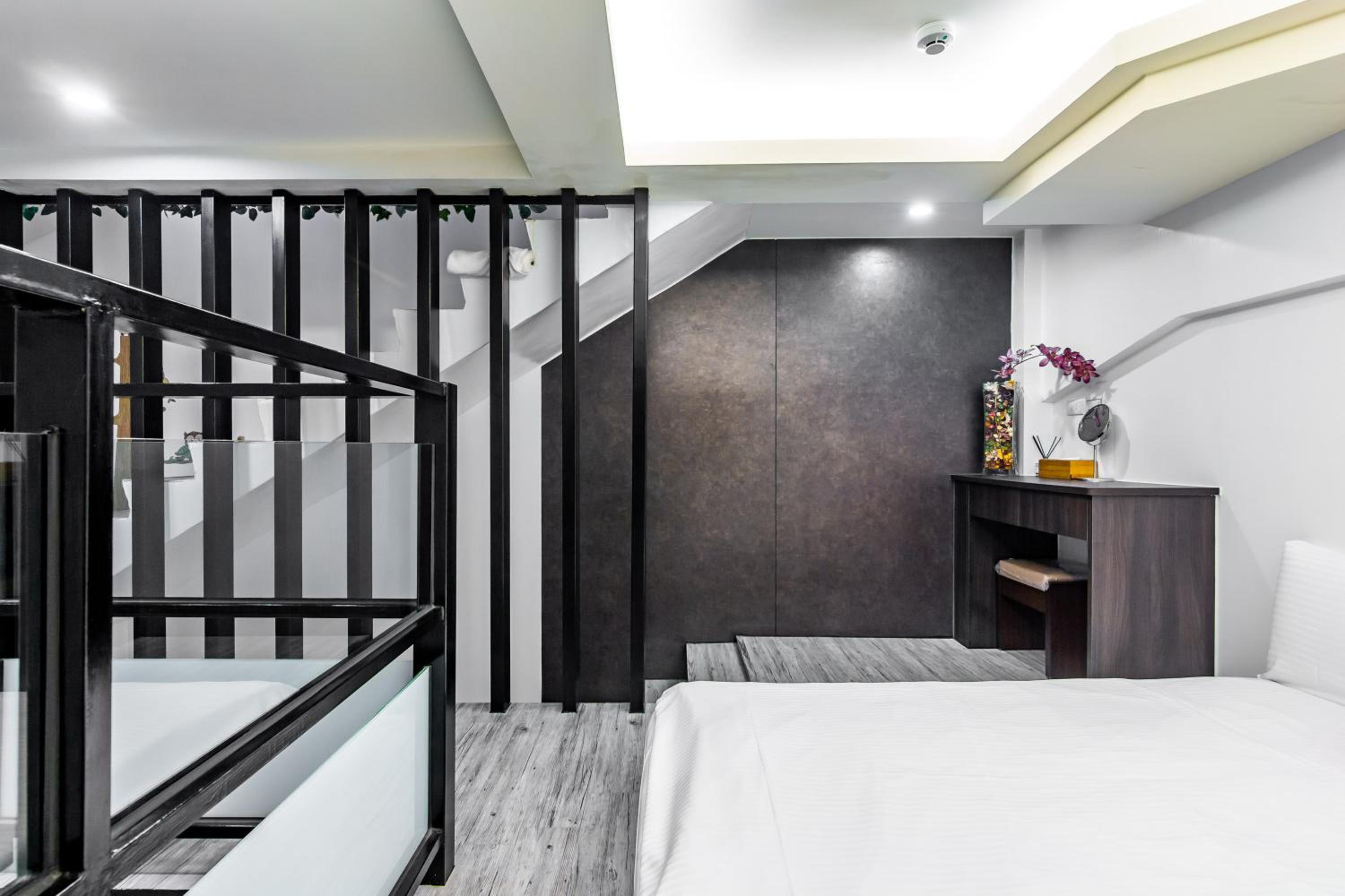 Large Family Room With Bathtub
