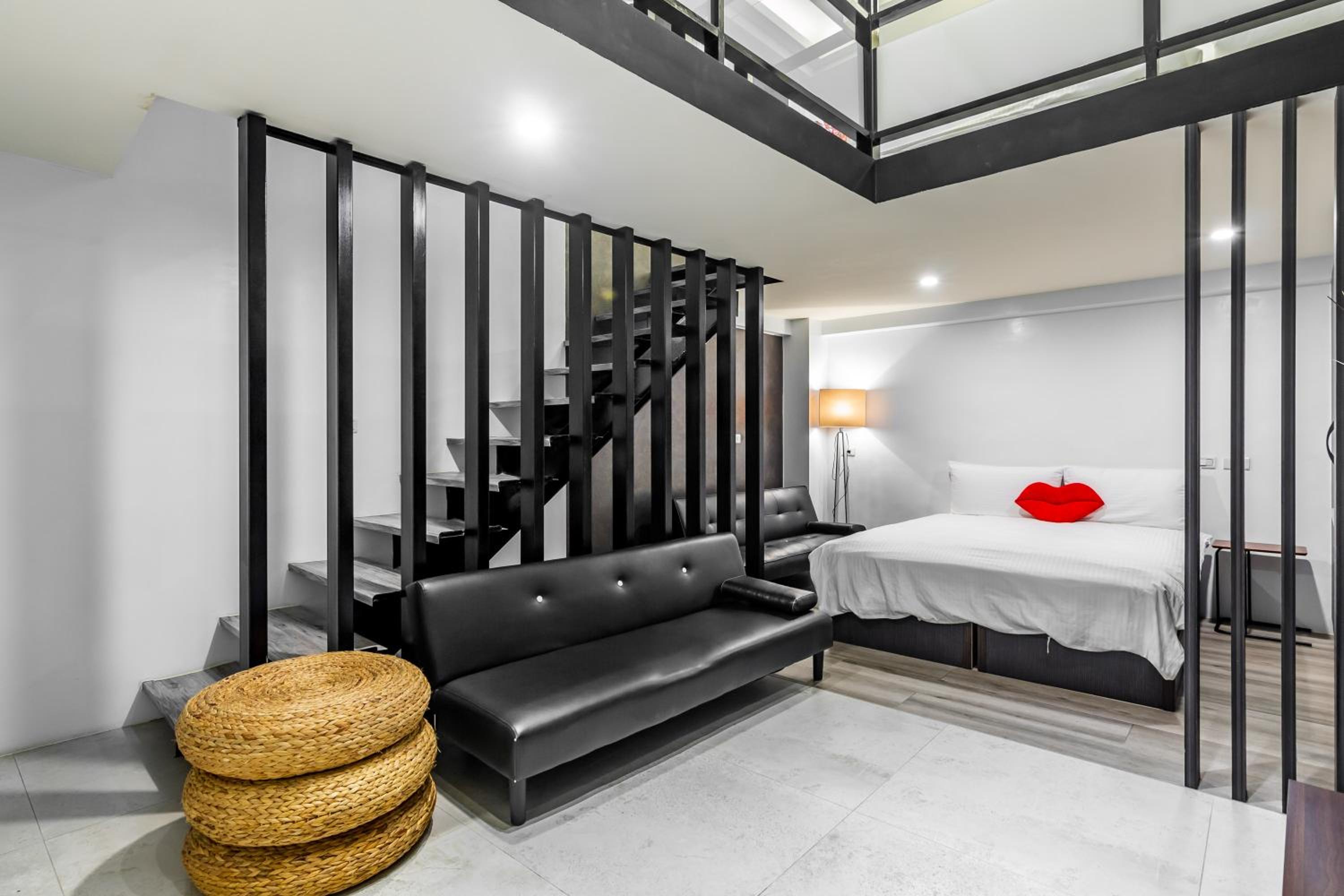 Large Family Room With Bathtub photo 3