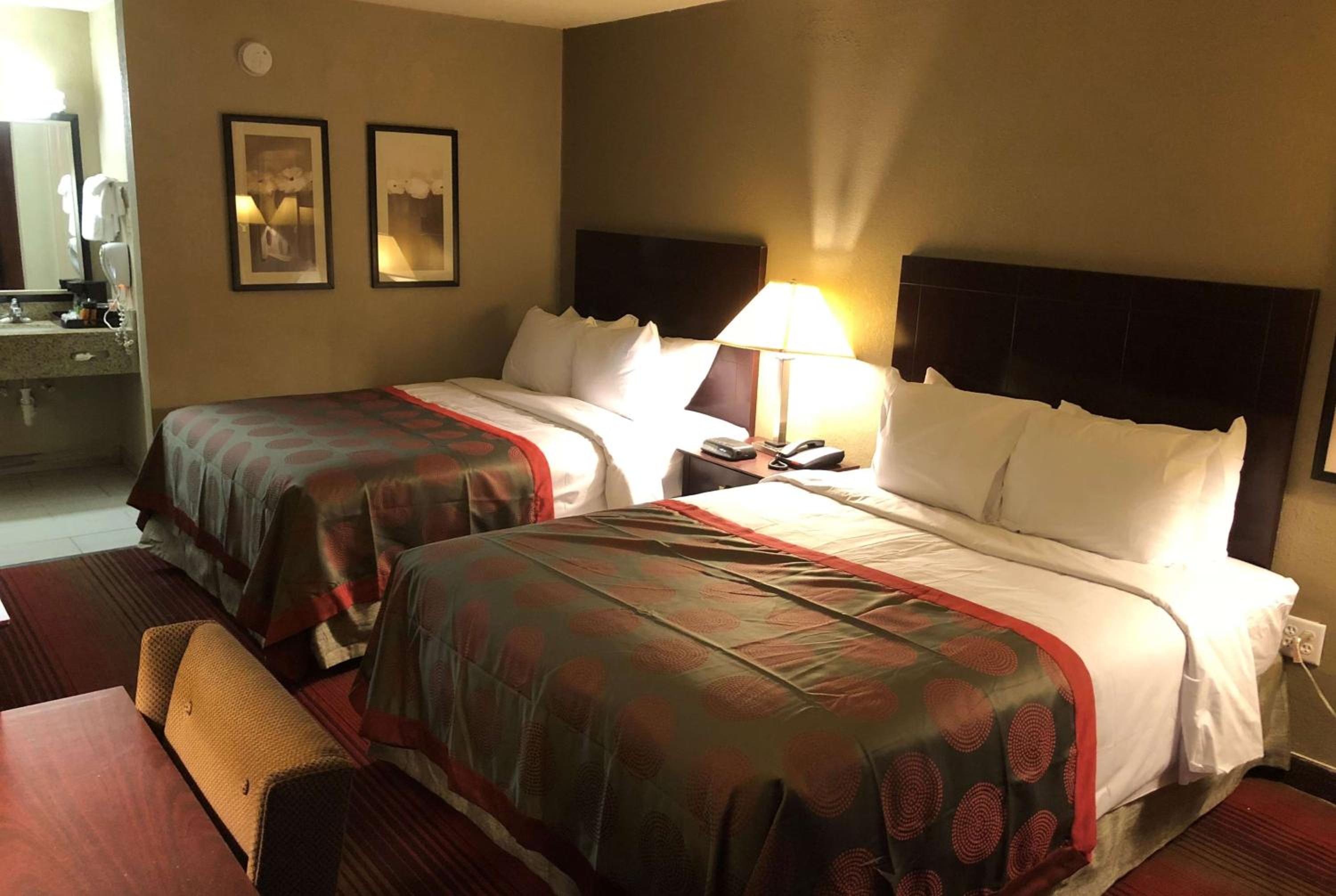 Quadruple Room with Two Queen Beds - Non Smoking - Photo 1