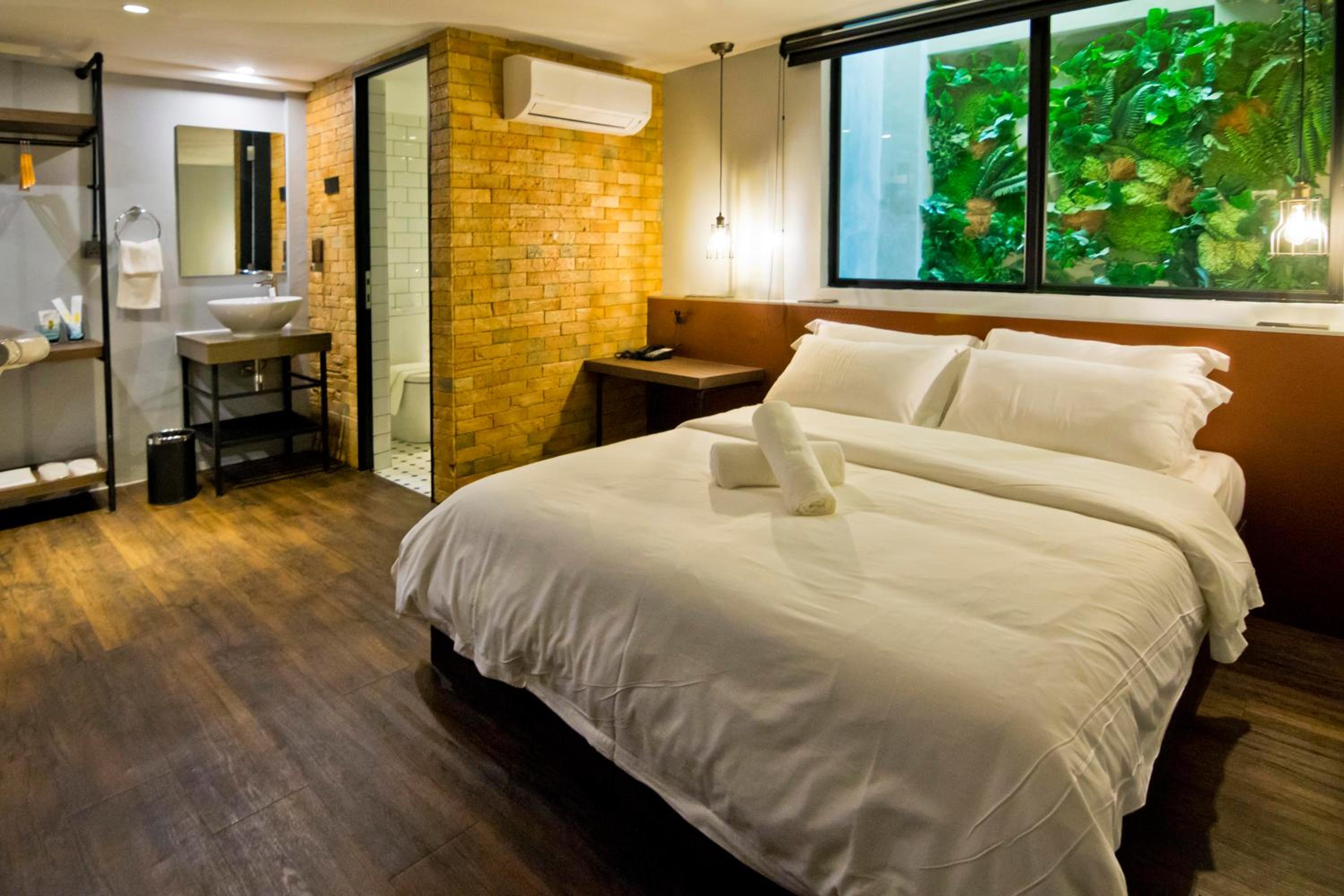 Deluxe Queen Room - Photo 1