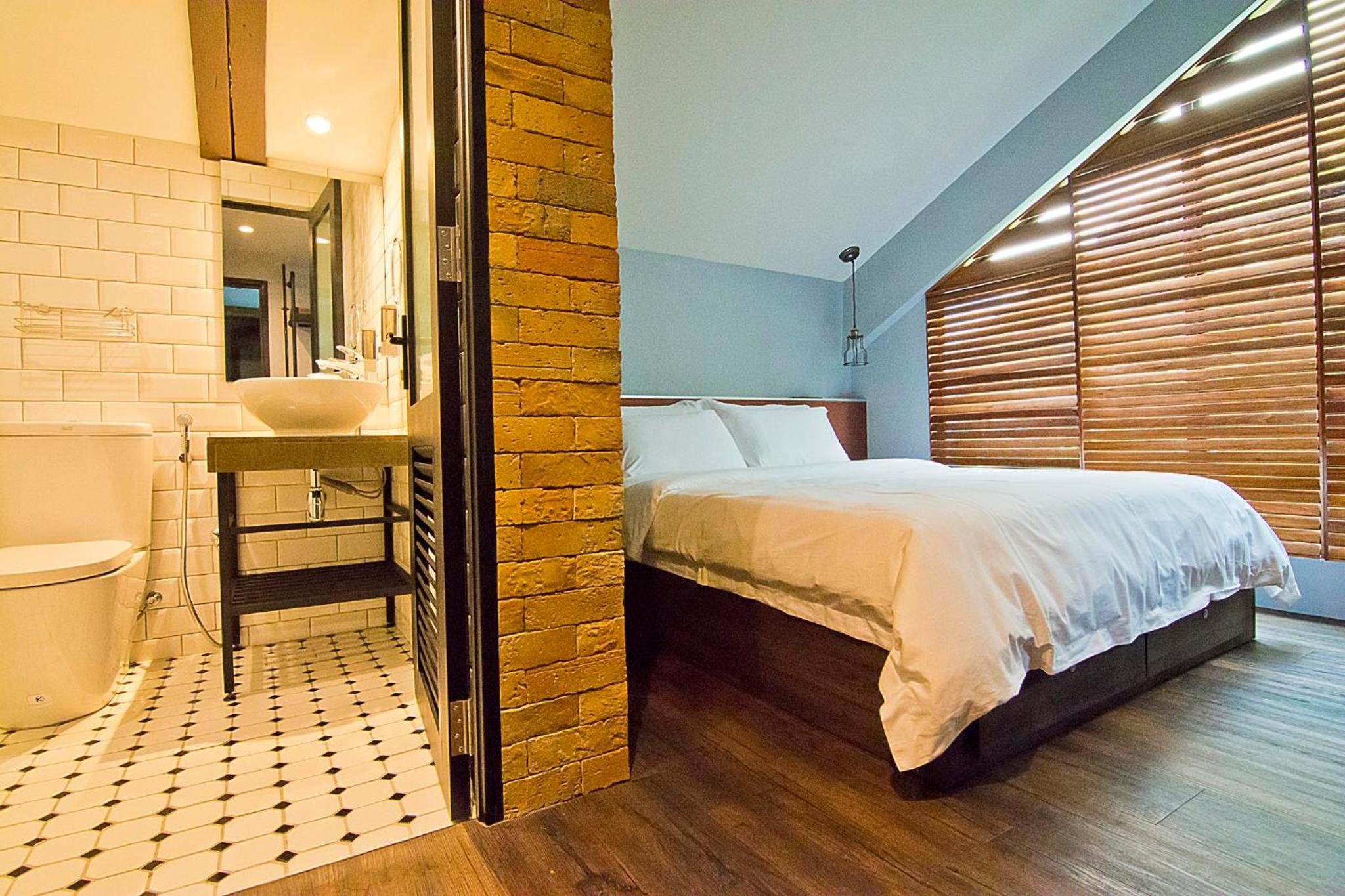 Deluxe Queen Room - Photo 7