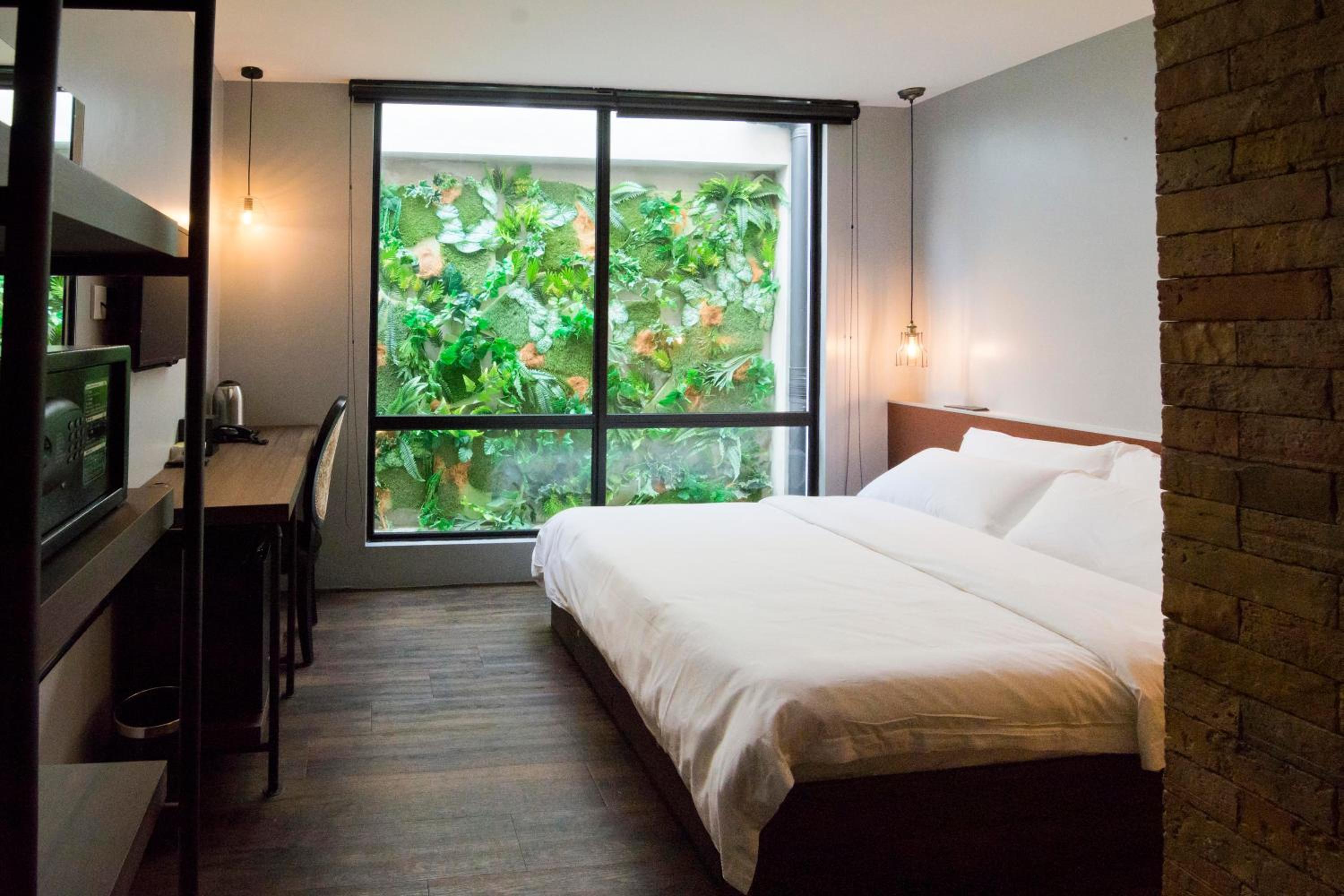 Deluxe Queen Room - Photo 5