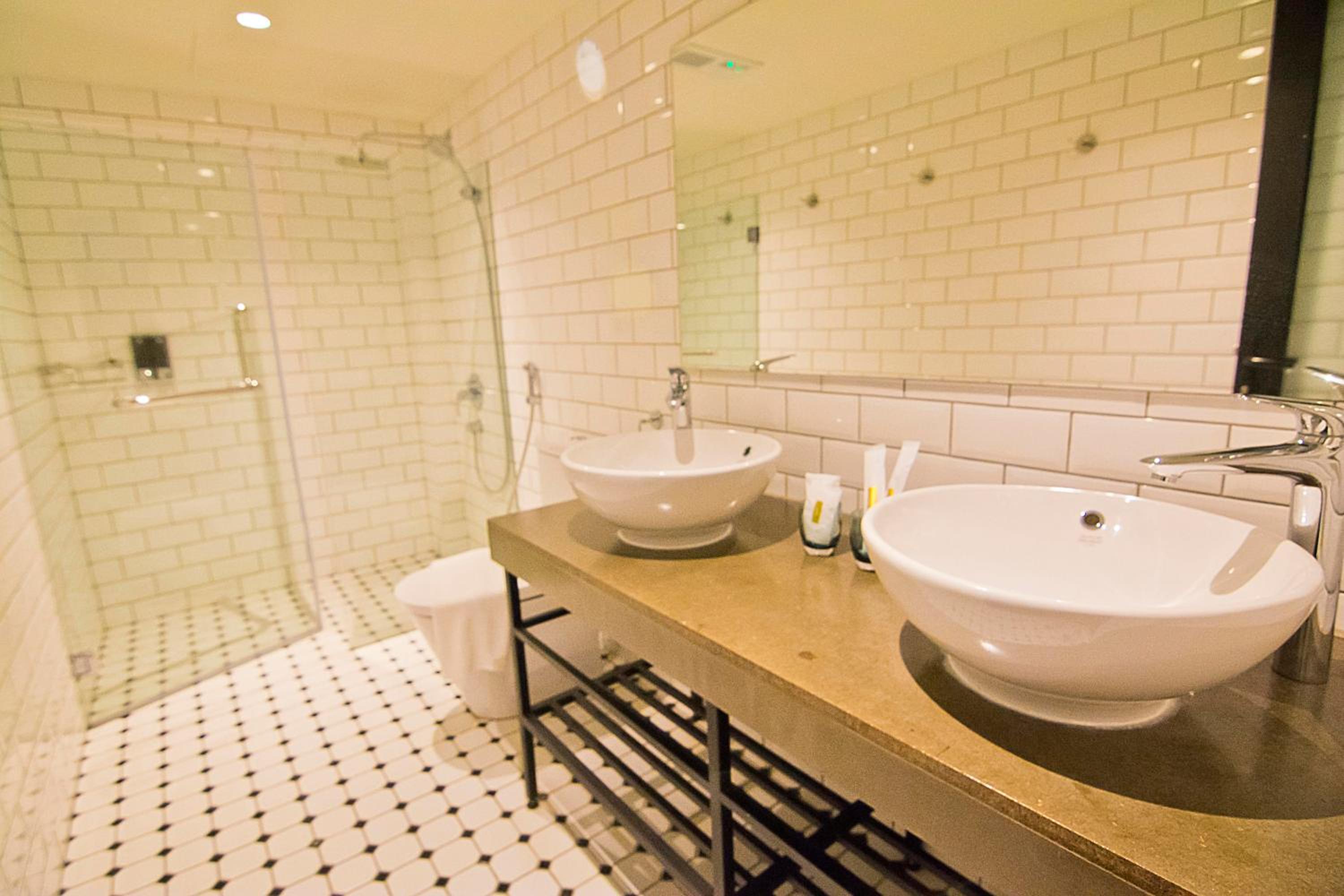 Deluxe King Room - Photo 7