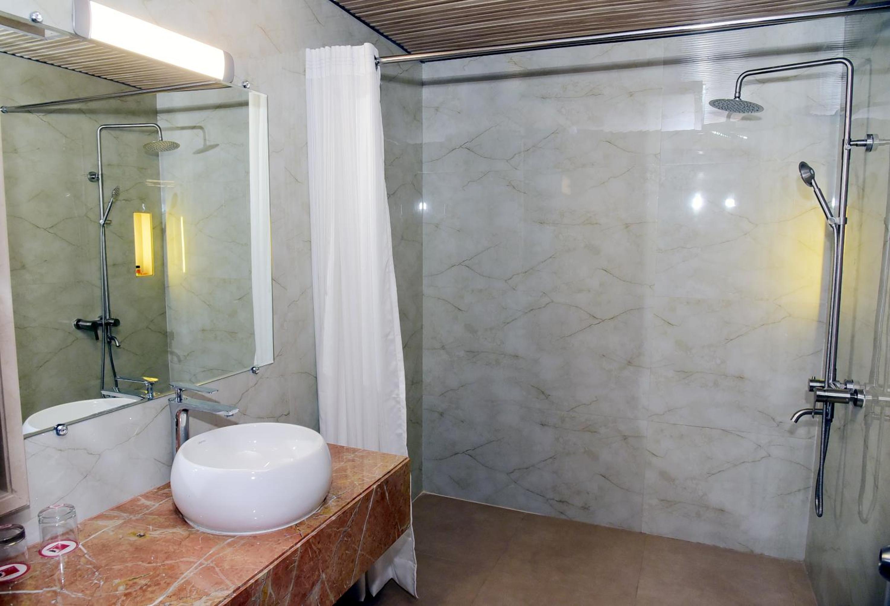 Deluxe Room - Photo 13
