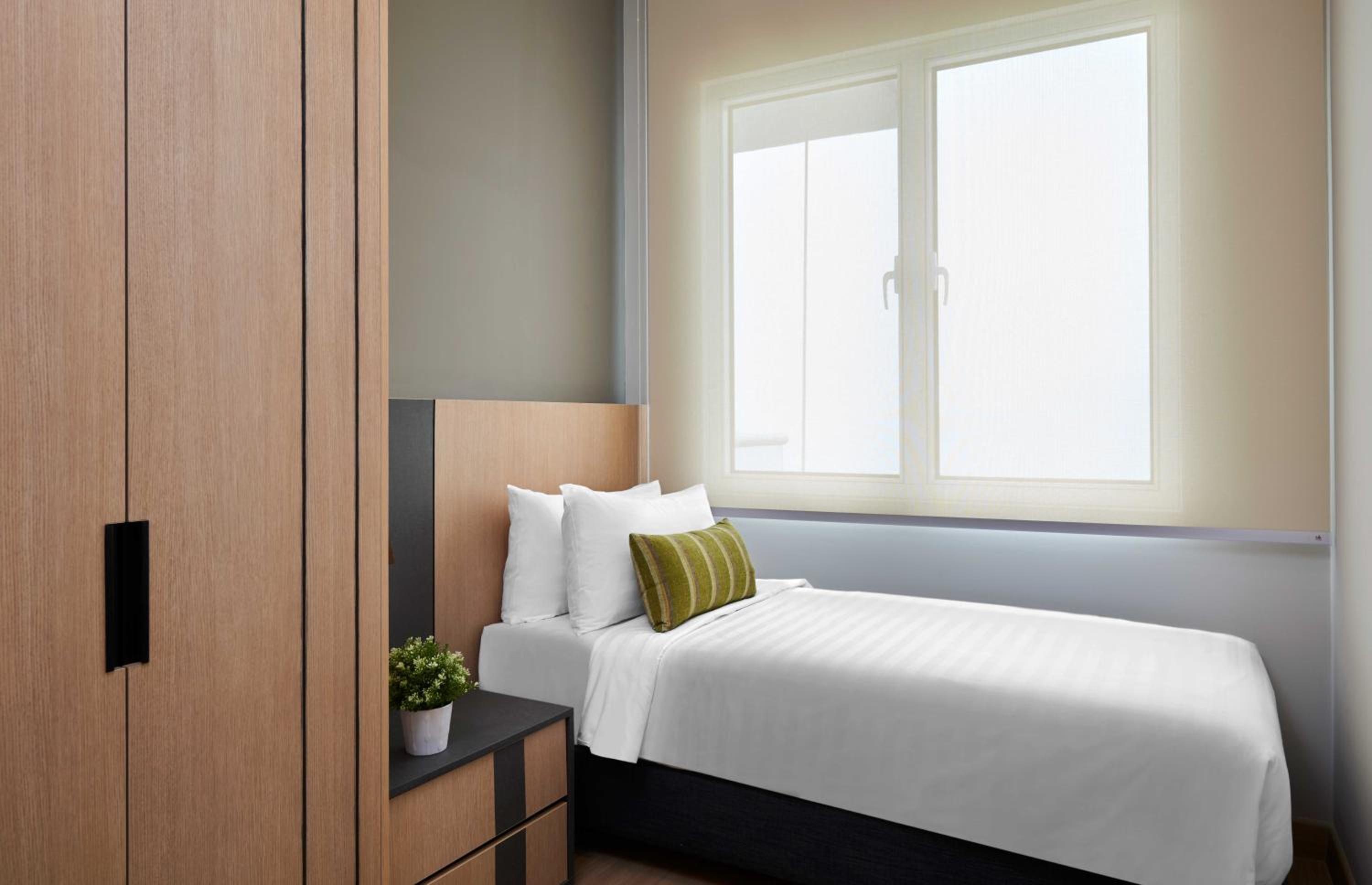 Executive 2-Bedroom with 1 Parking - Photo 3