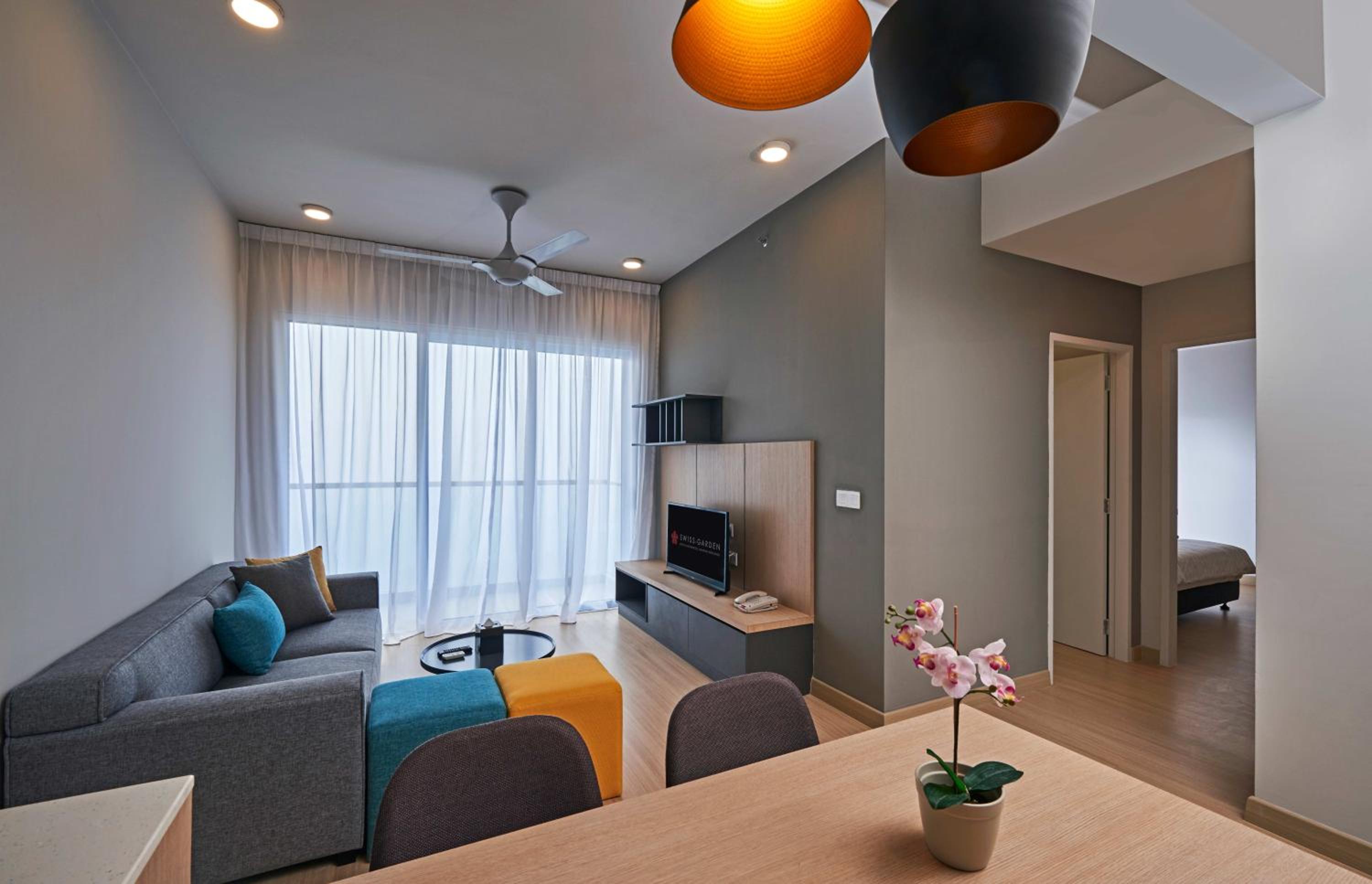 Executive 2-Bedroom with 1 Parking - Photo 2