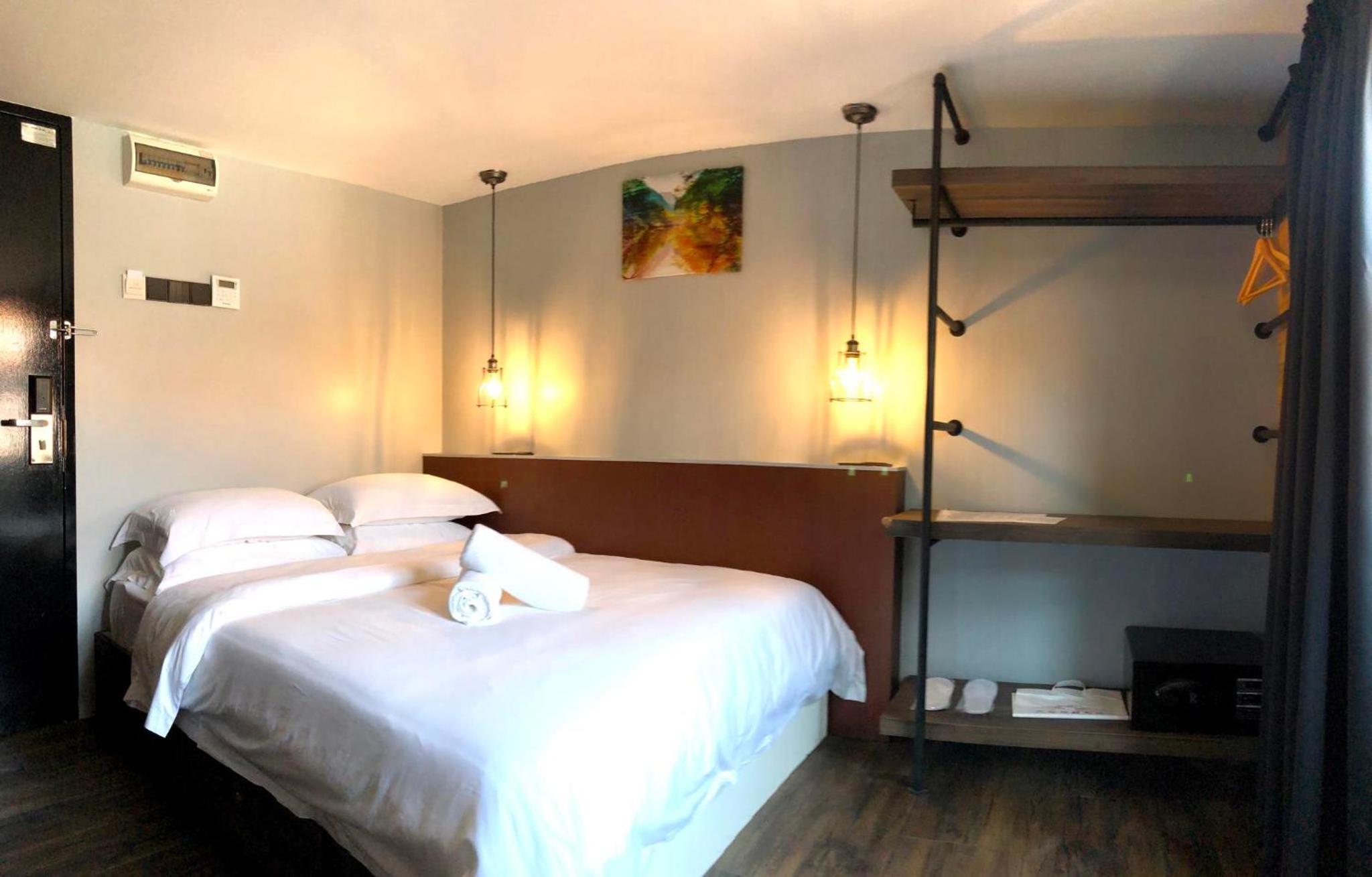 Deluxe Queen Room - Photo 6