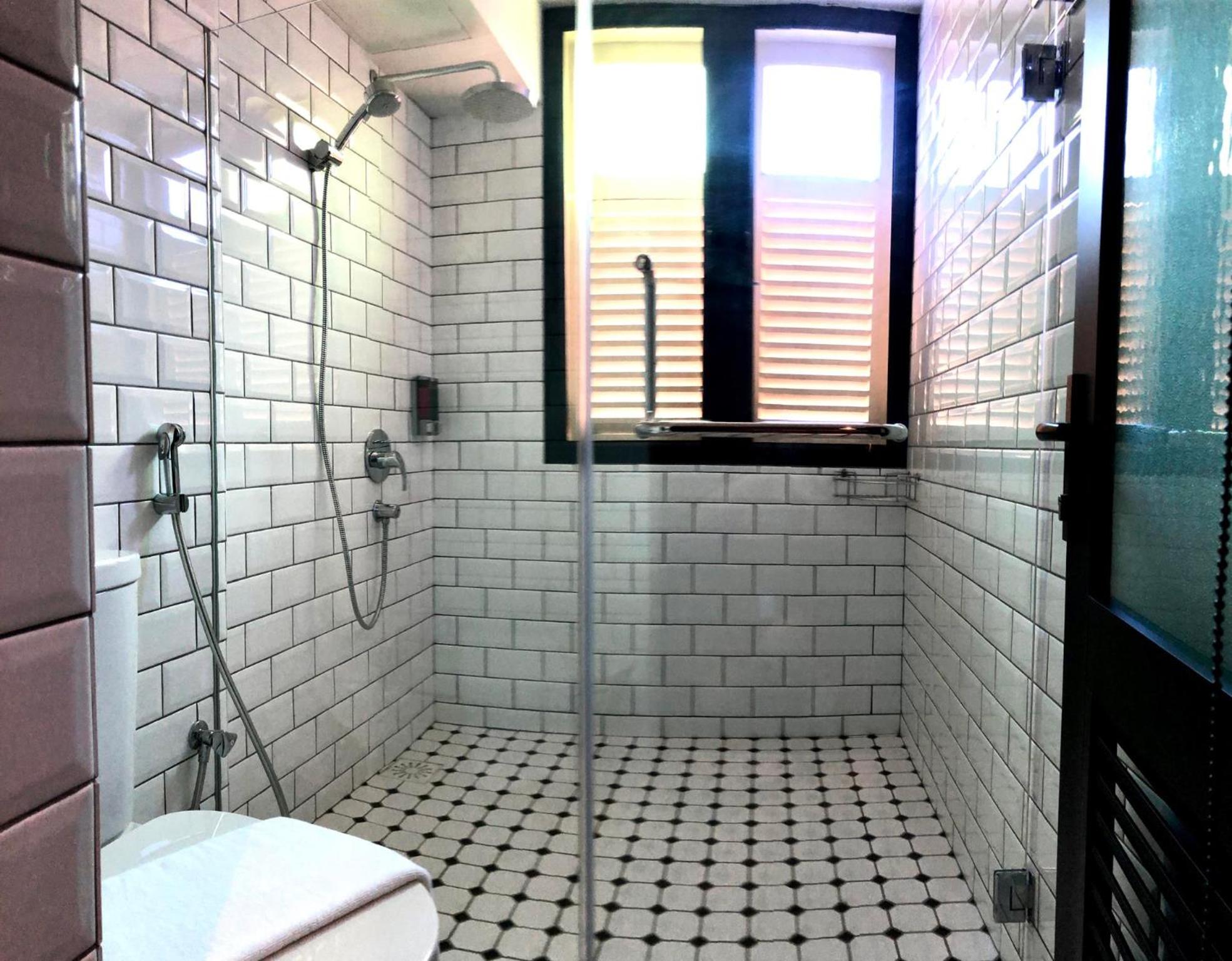 Deluxe Queen Room - Photo 9