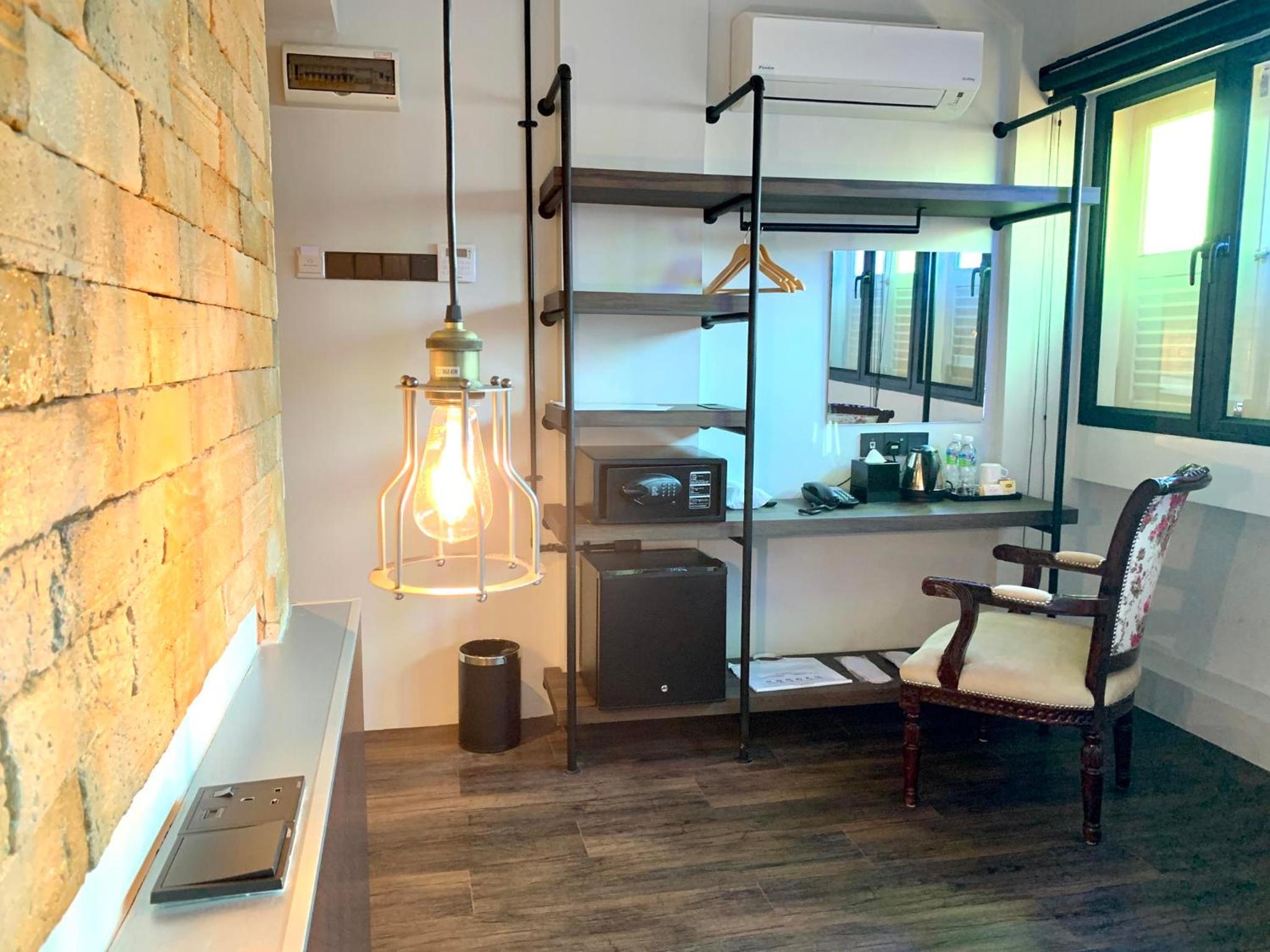 Deluxe King Room - Photo 3