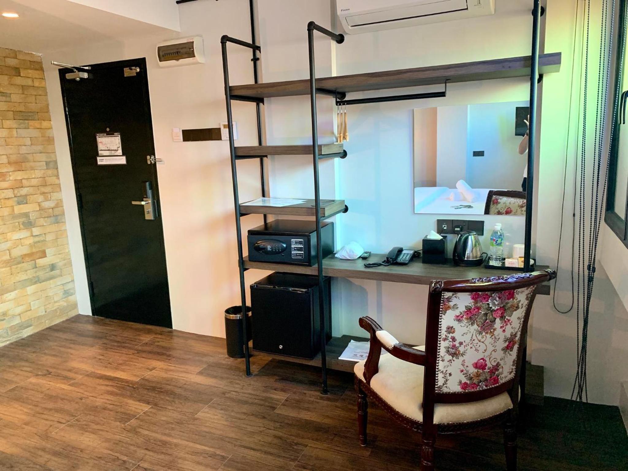 Deluxe King Room - Photo 2