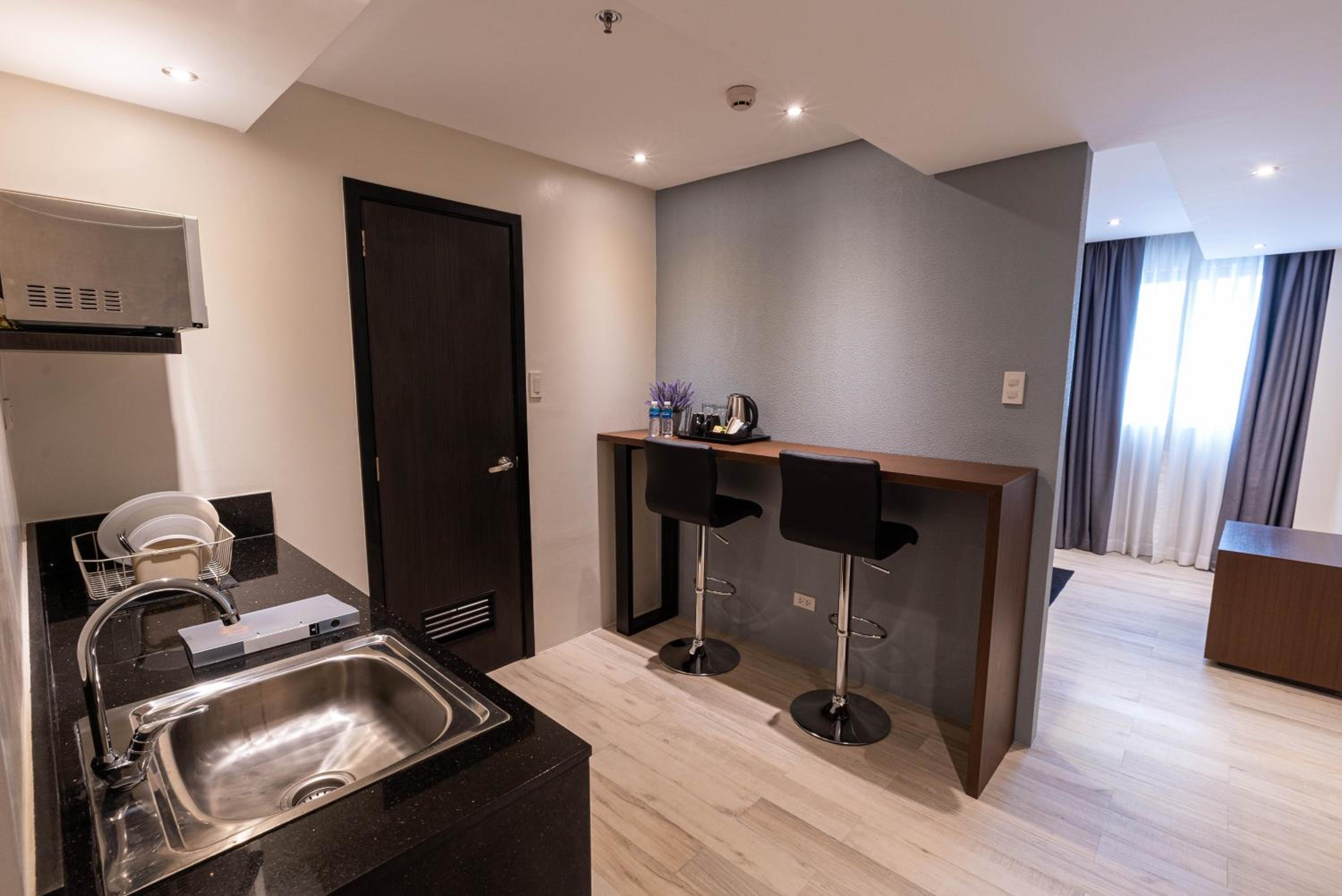 Adagio Deluxe King Room - Photo 6