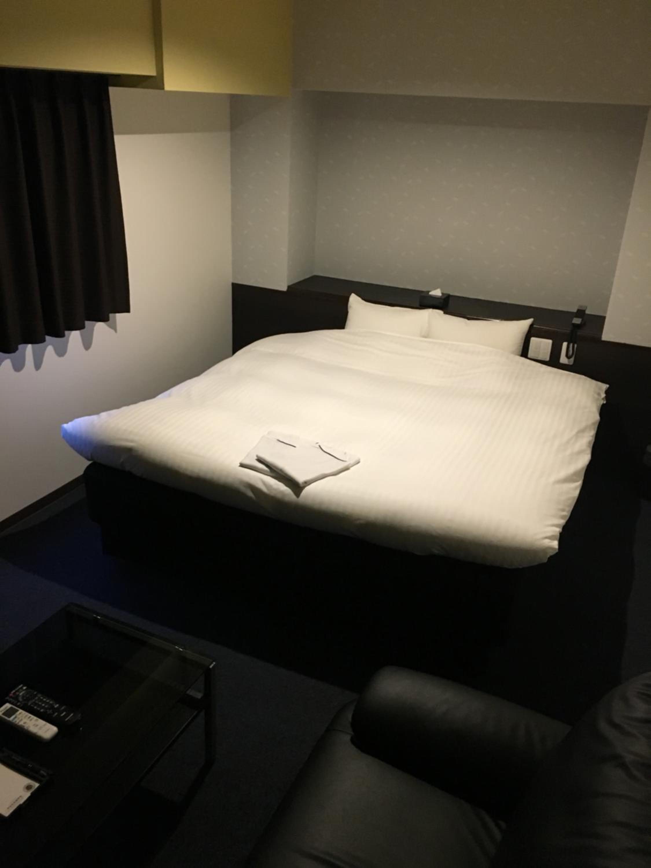 Queen Room - Non-Smoking - Photo 9