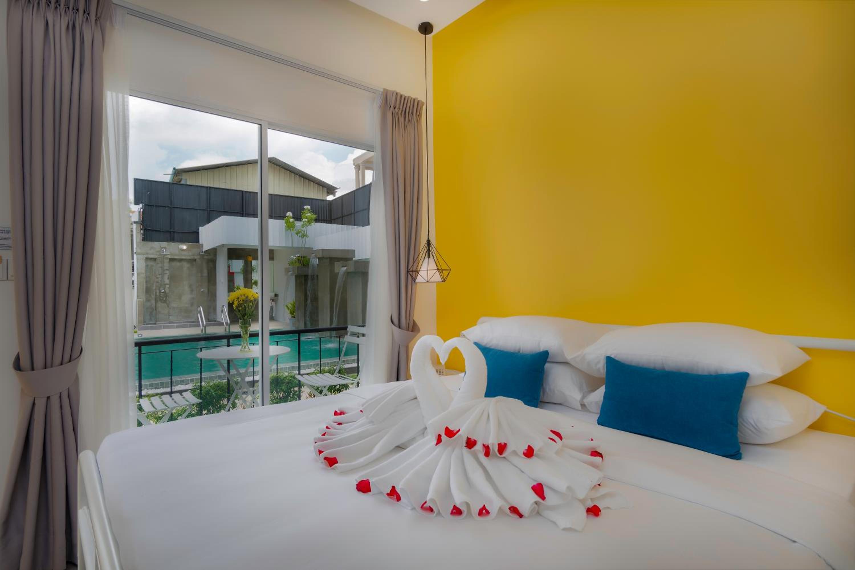 Studio with Pool View - Photo 6