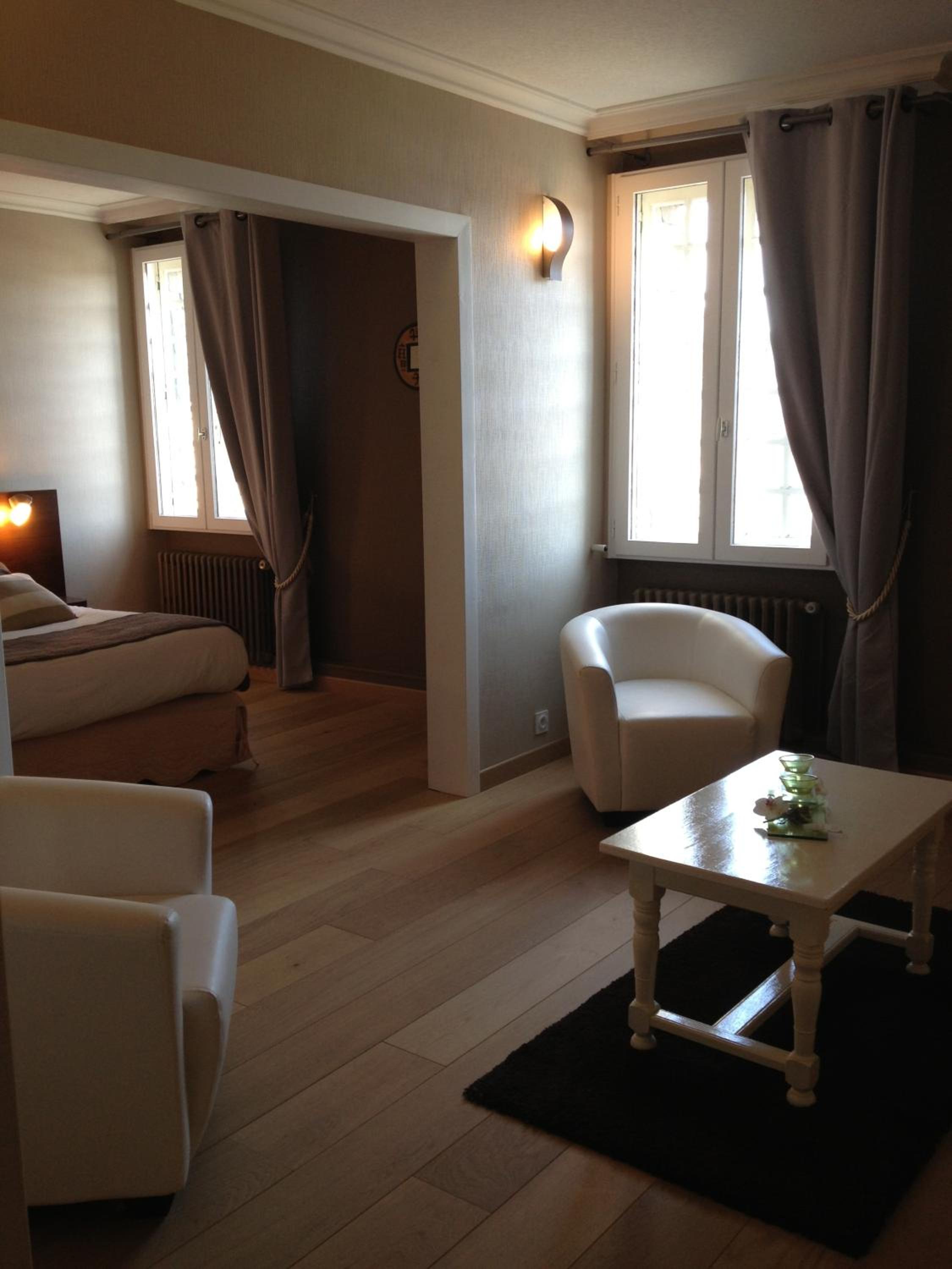 Suite - Photo 3