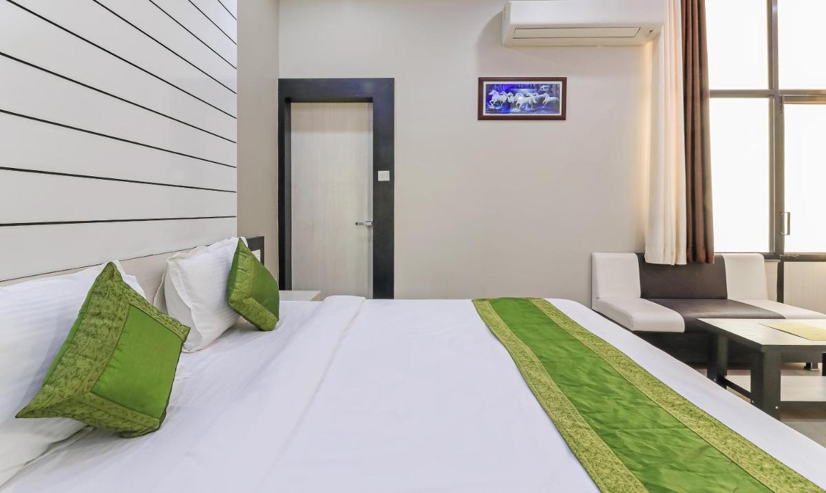 [Sanitized] Deluxe Double Room photo 3
