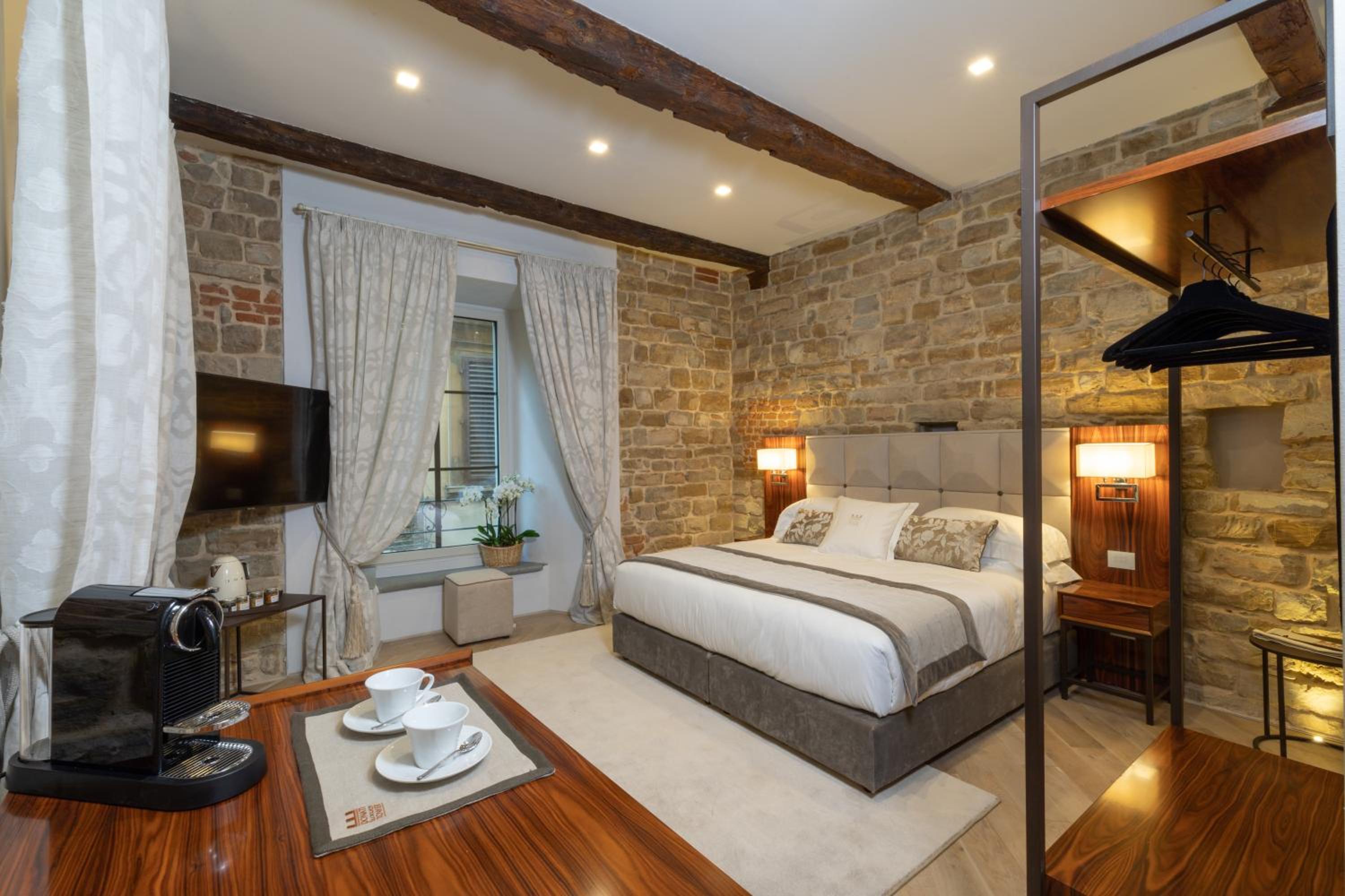 Michelangelo - Suite with Private Jacuzzi® with partial Duomo View