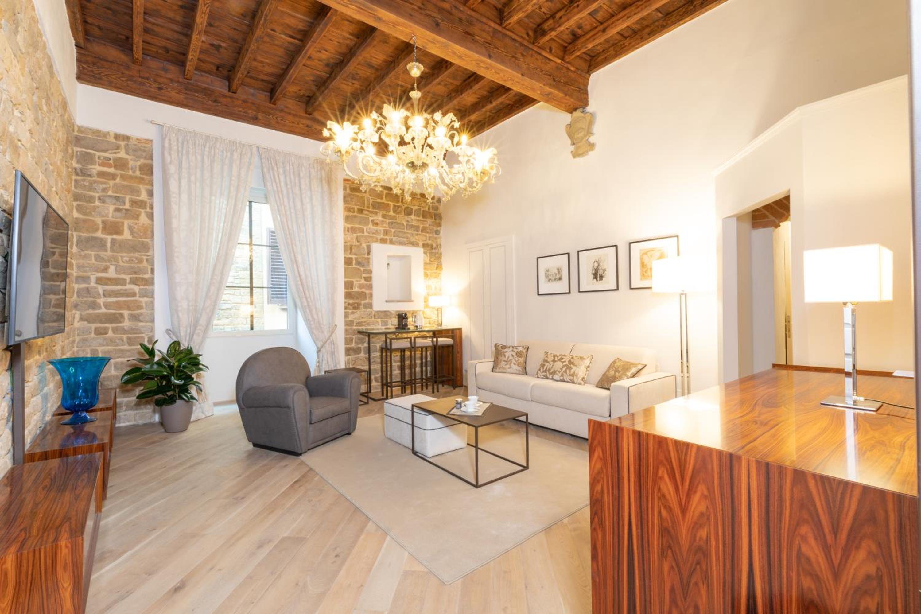 Michelangelo - Suite with Private Jacuzzi® with partial Duomo View thumbnail 6