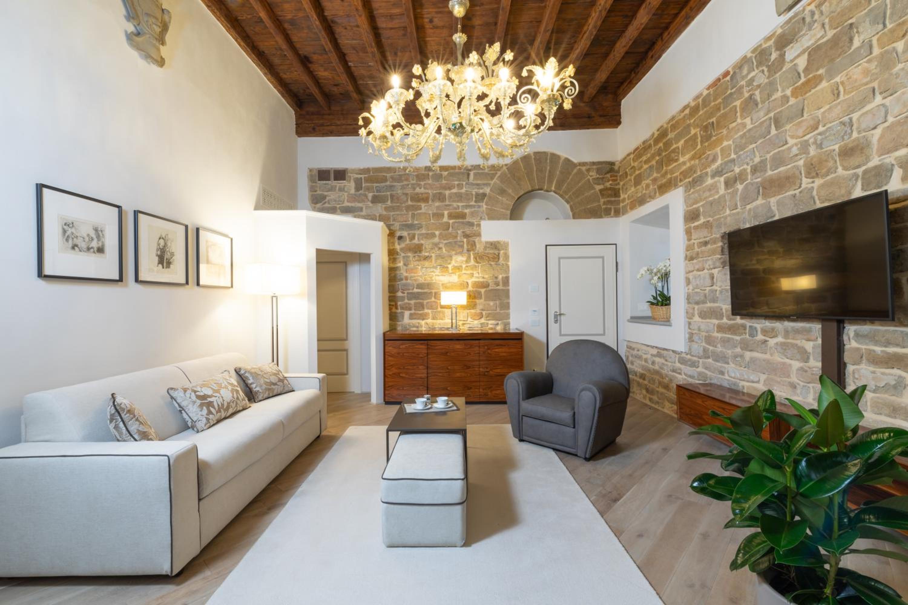 Michelangelo - Suite with Private Jacuzzi® with partial Duomo View