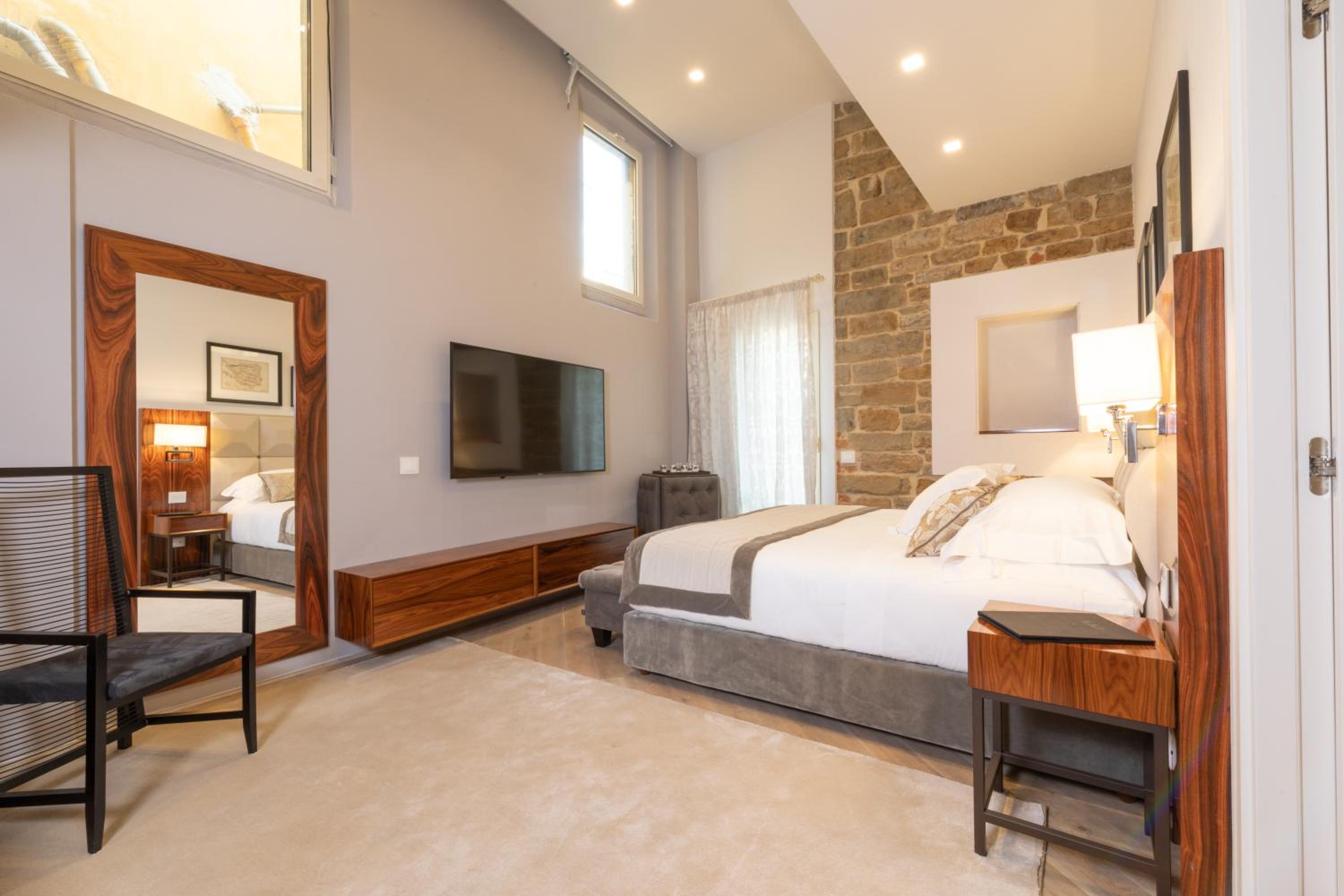 Michelangelo - Suite with Private Jacuzzi® with partial Duomo View thumbnail 5