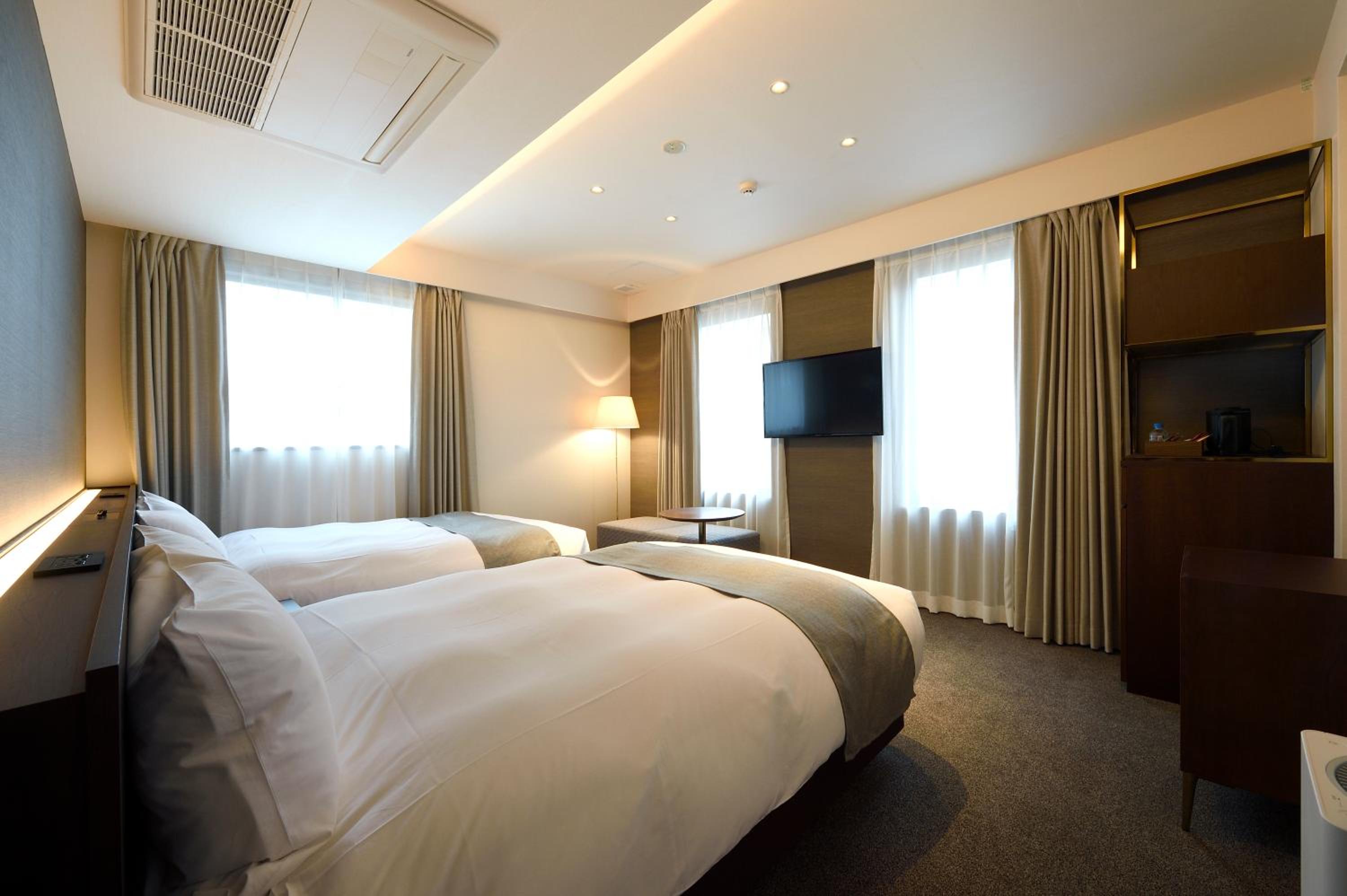 Twin Room with Private Bathroom - Photo 4