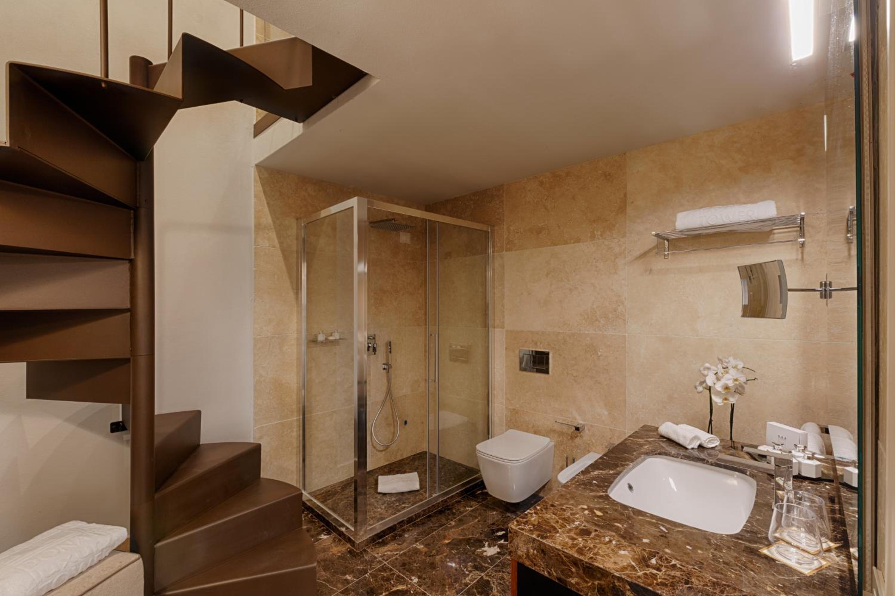 Brunelleschi - King Suite Duomo View with Spa Bath thumbnail 5