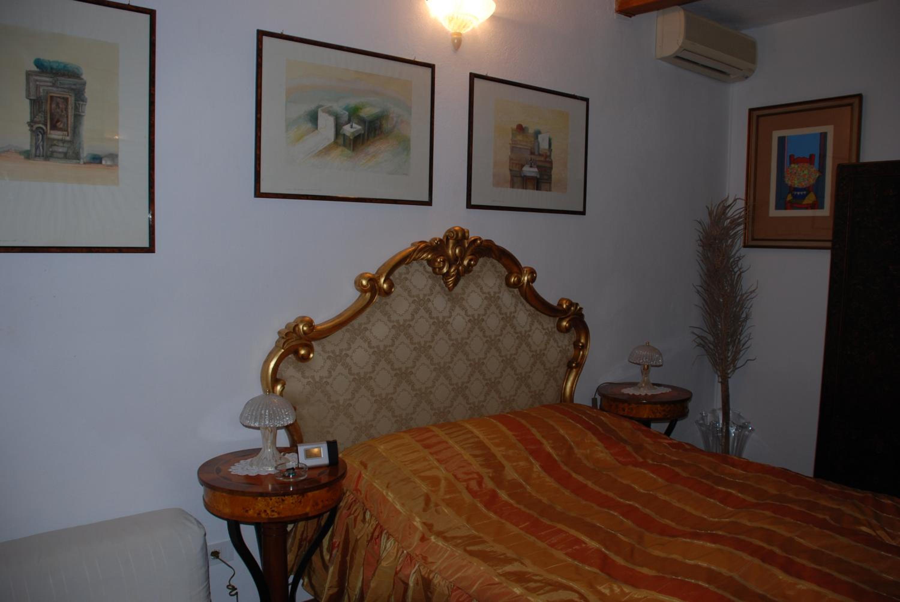 Standard Double Room - Photo 8