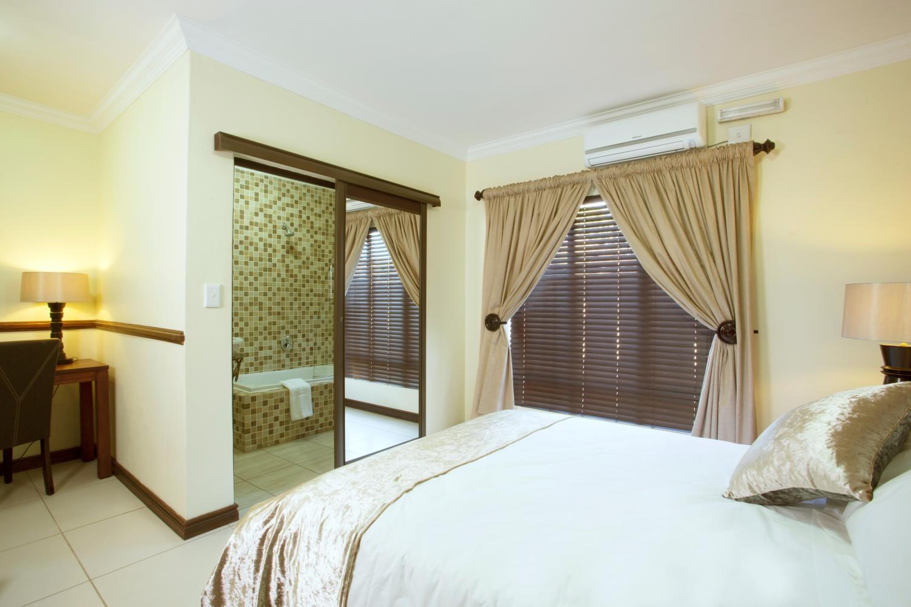Queen Room with Shower only photo 1