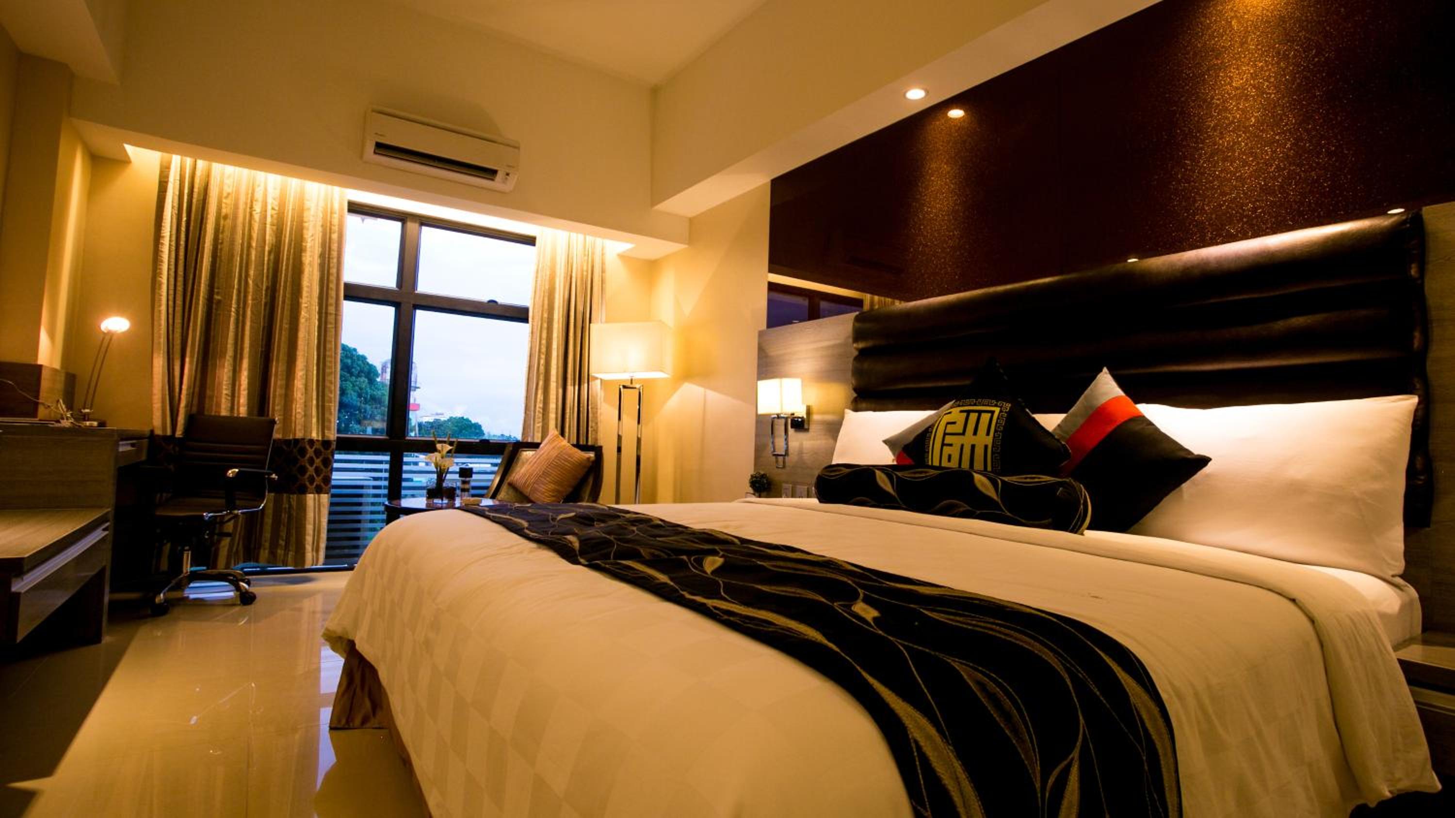 Deluxe King Room - Photo 2