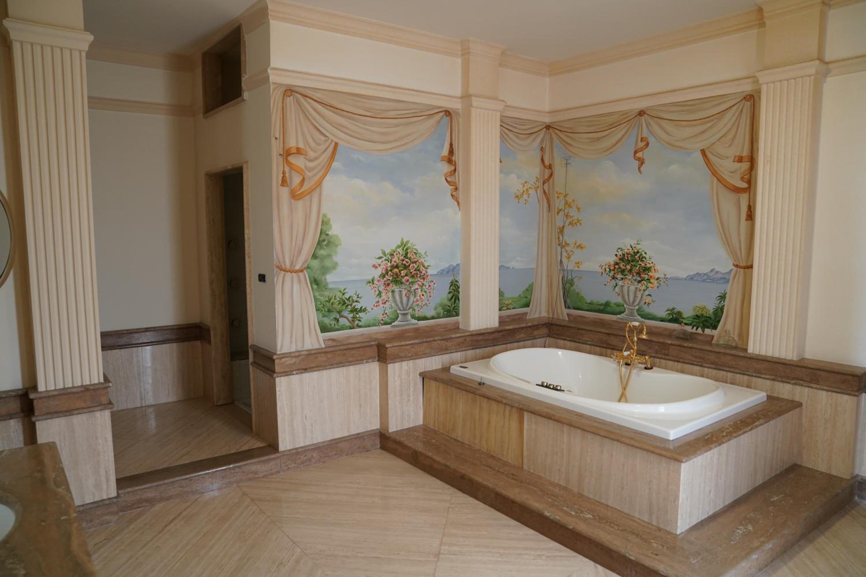 King Suite with Spa Bath photo 3
