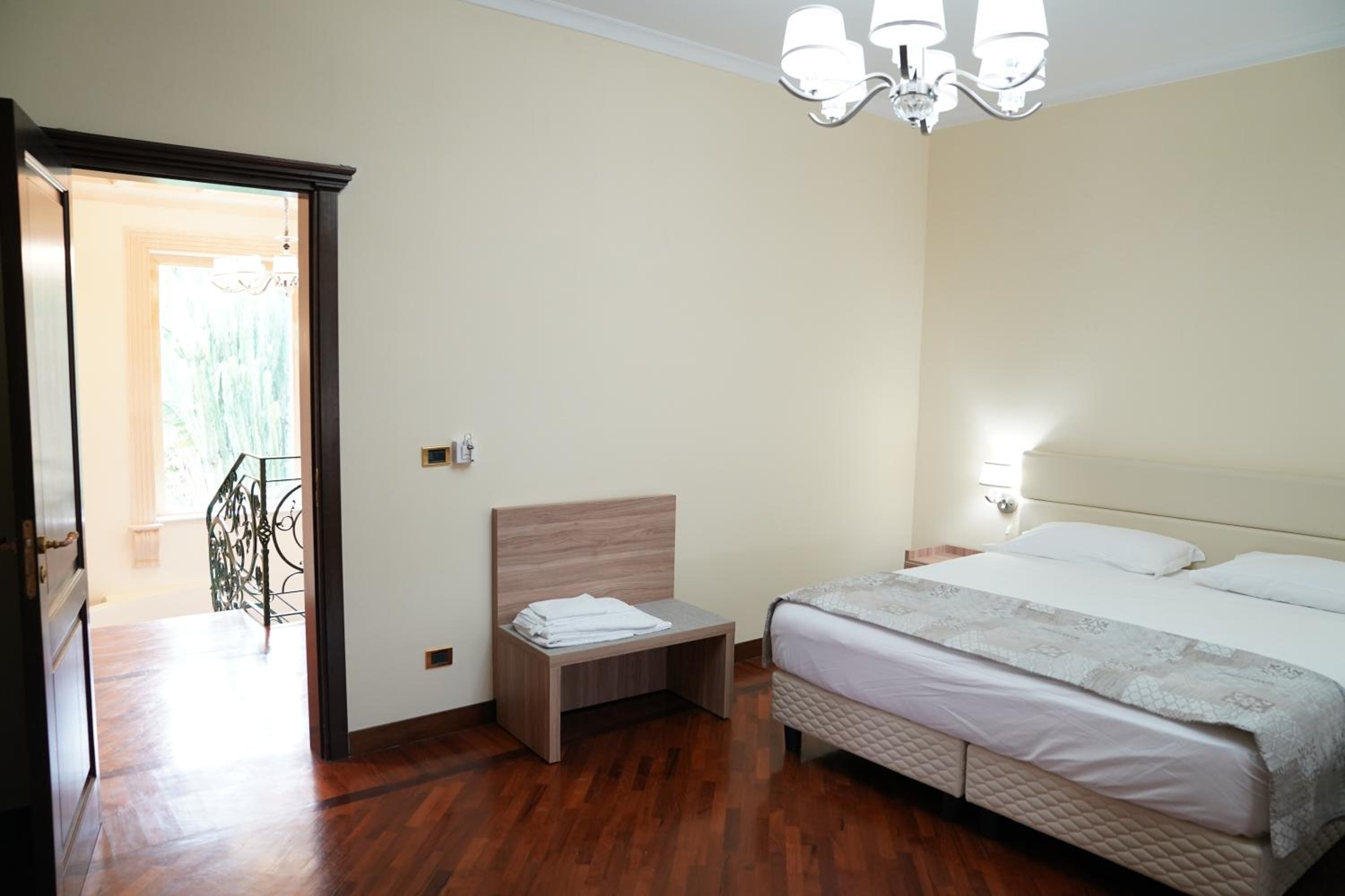 Quadruple Room with Bath - Photo 2