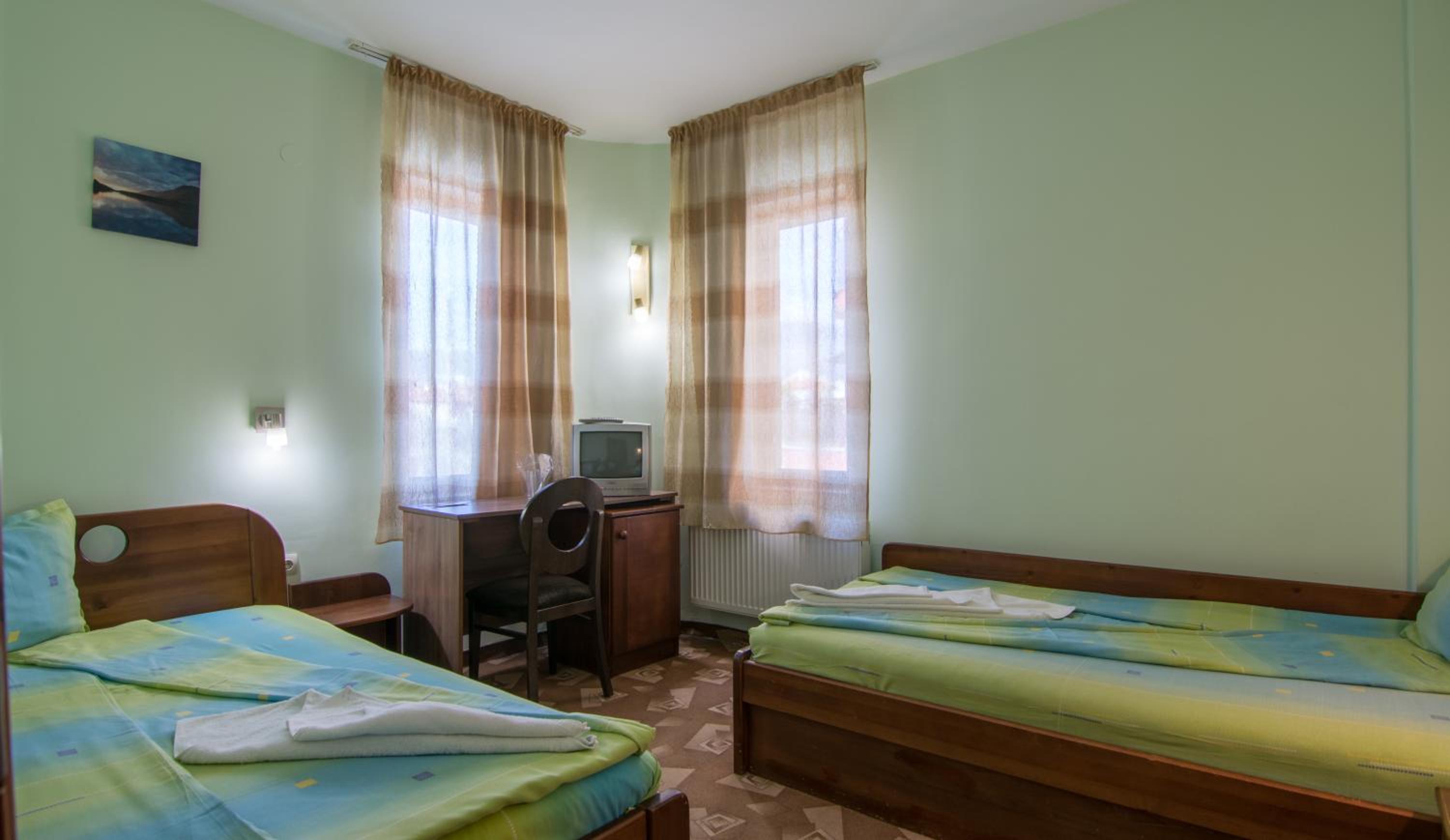 Economy Twin Room - Photo 1