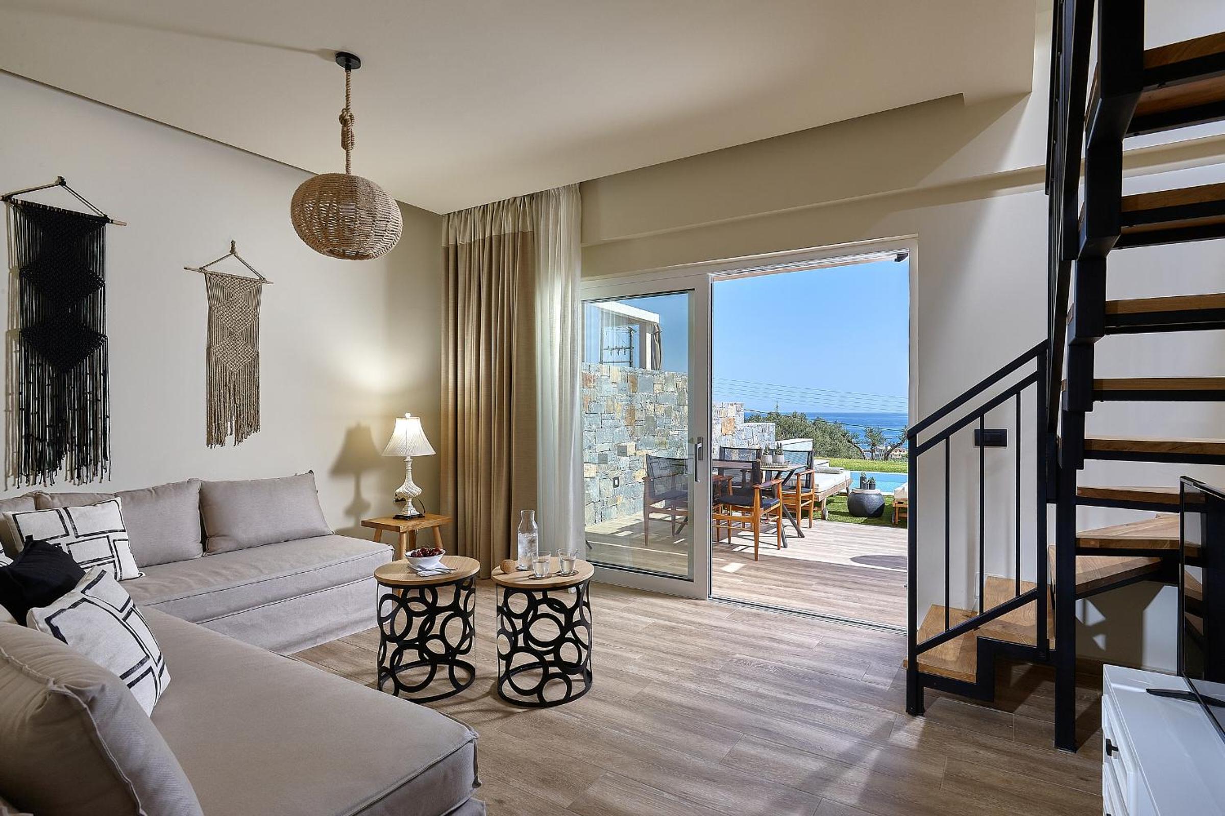 Bungalow de lujo de dos niveles con piscina infinita privada.
