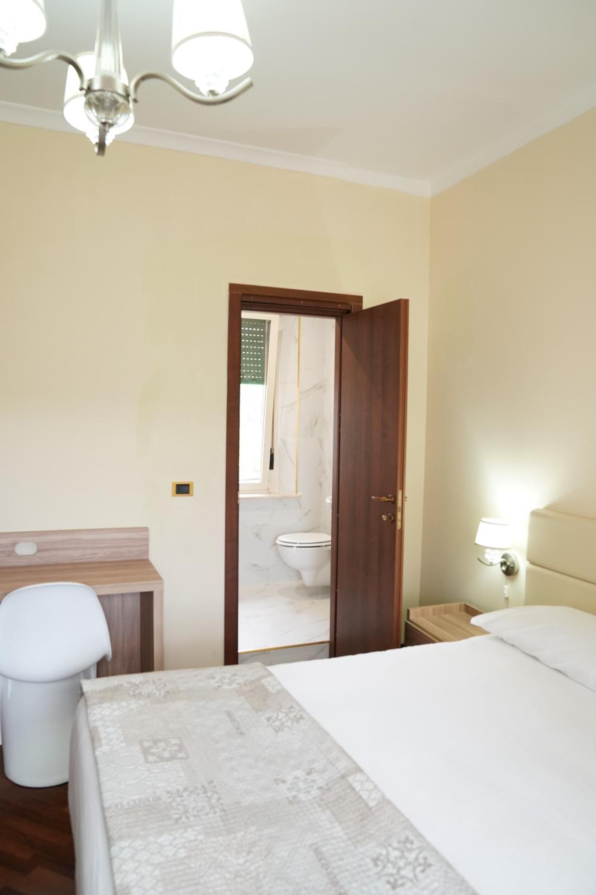 Double or Twin Room with Private Bathroom - Photo 5