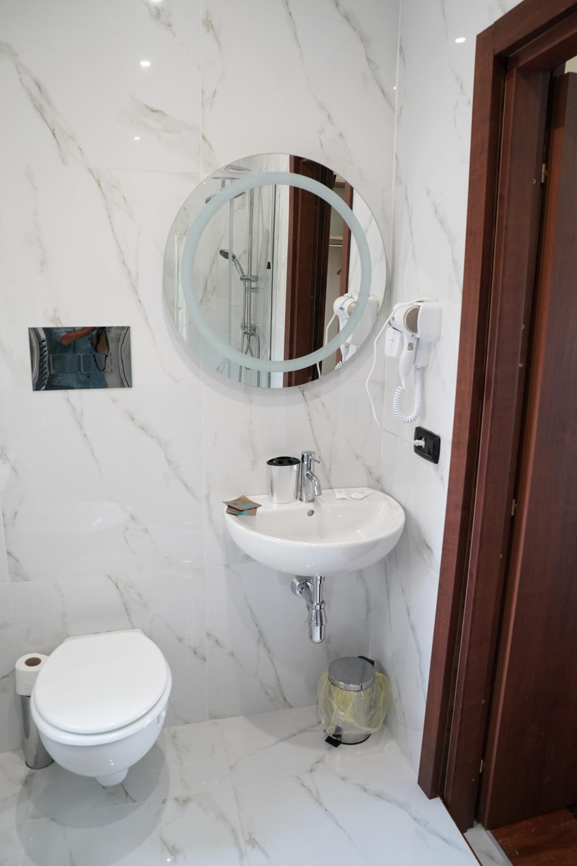 Double or Twin Room with Private Bathroom - Photo 4