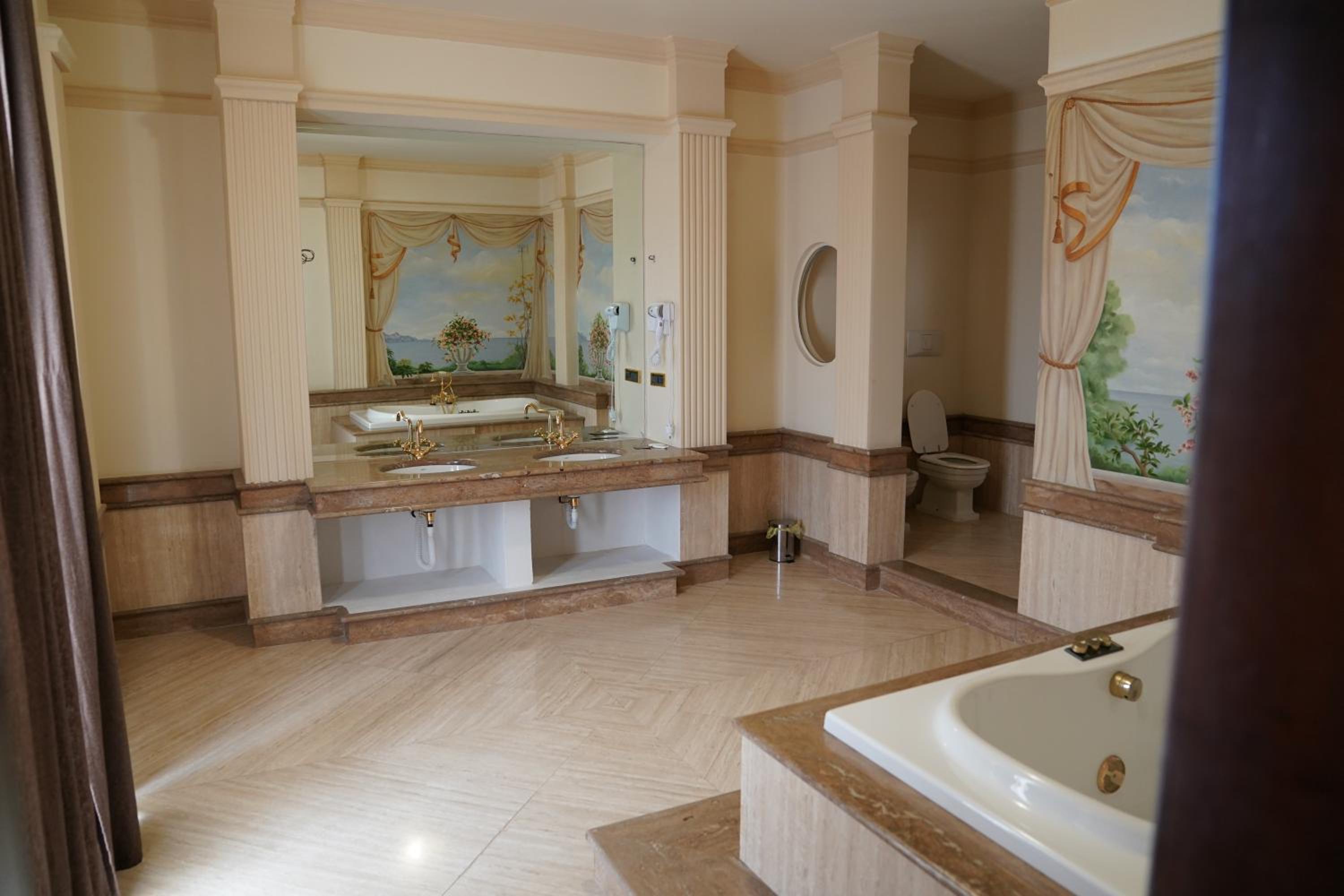 King Suite with Spa Bath photo 2
