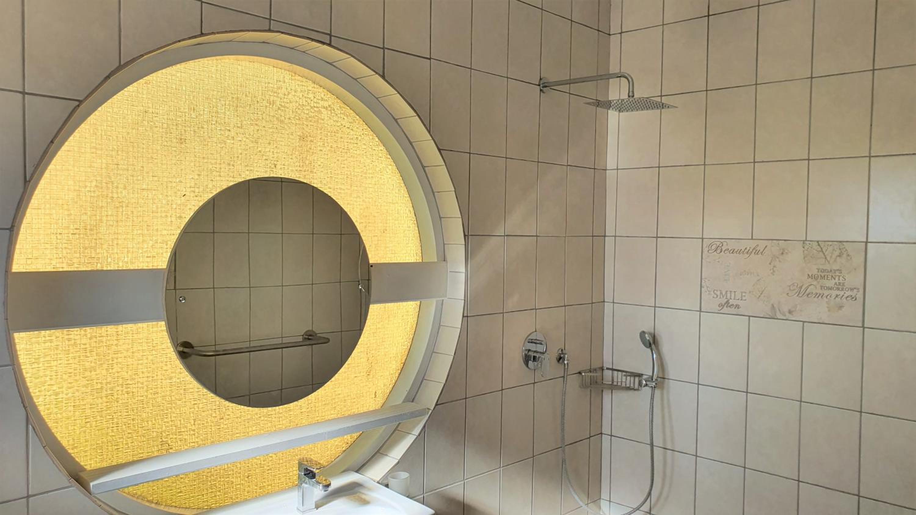 King Room with Roll-In Shower - Disability Access - Photo 2